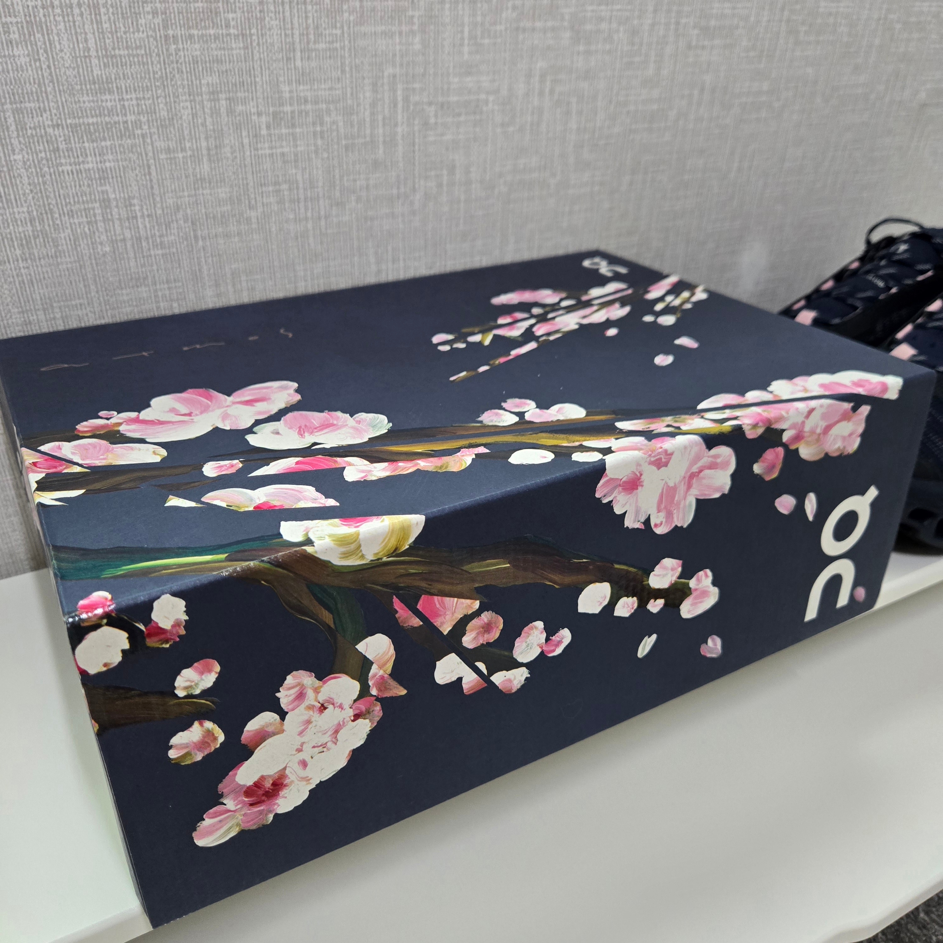 On Running x Atmos Cloudmonster Void Yozakura Navy Cherry Blossom 착용 스타일 - 1