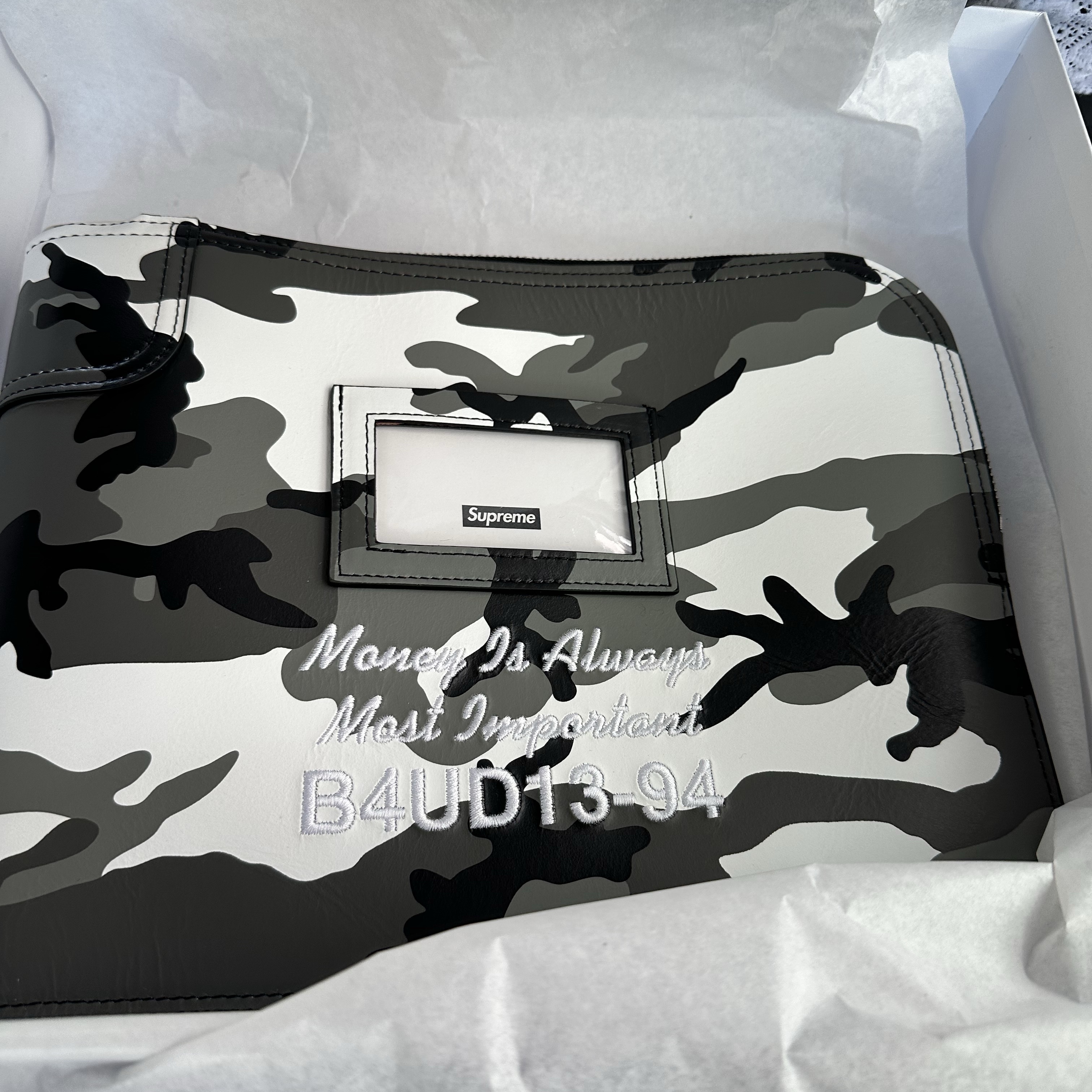 Supreme Leather Money Bag Snow Camo - 25SS 착용 스타일