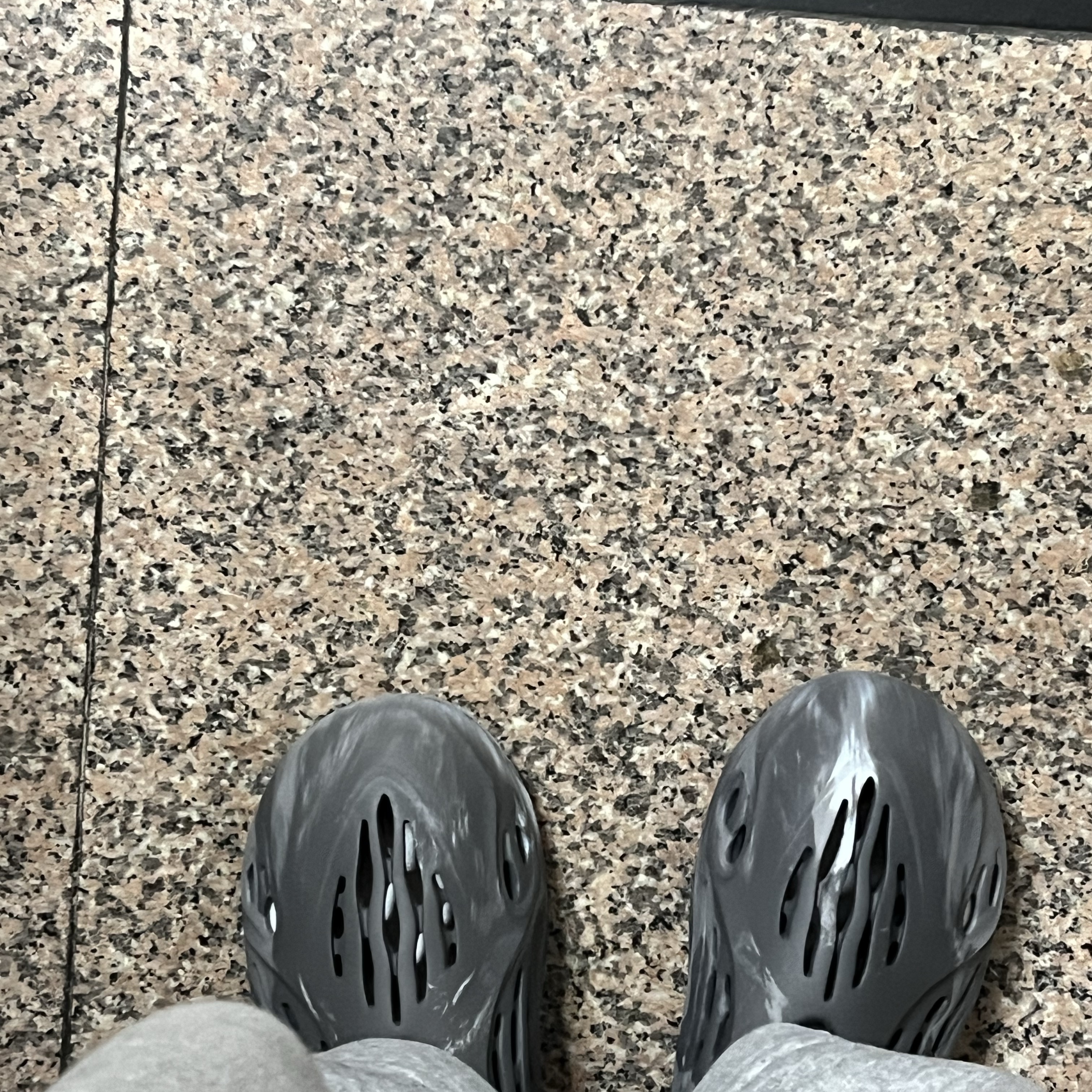 Adidas Yeezy Foam RNNR MX Granite 착용 스타일