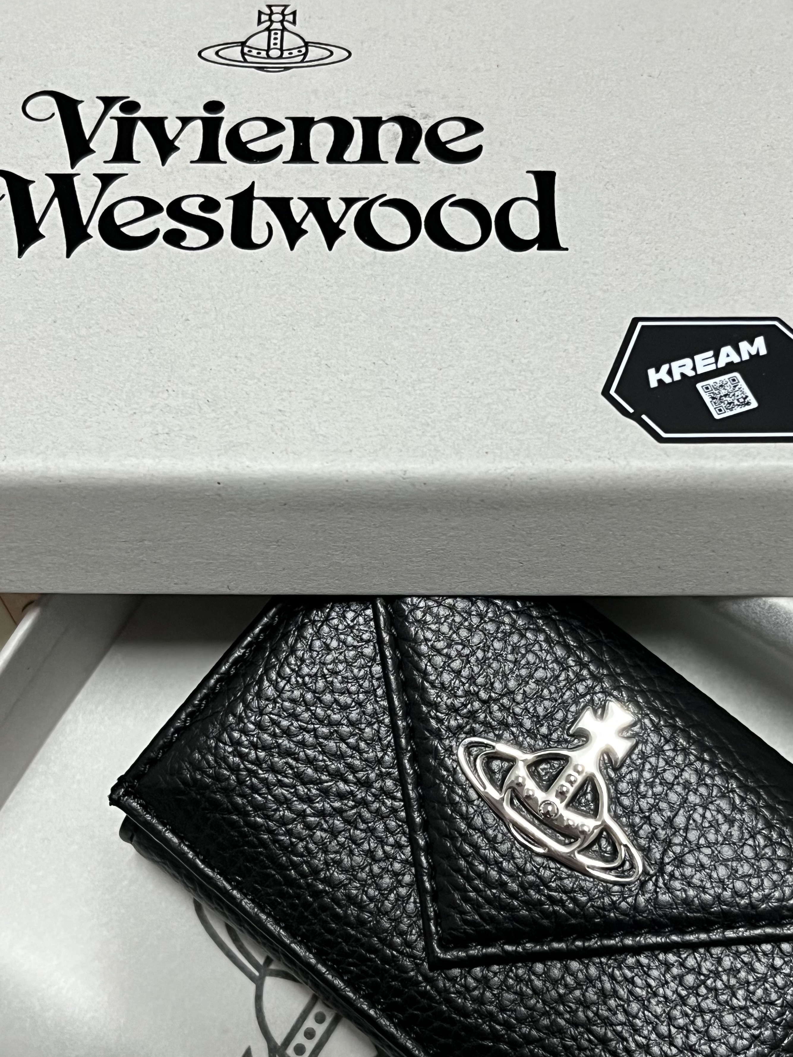 Vivienne Westwood Envelope Leather Bi-Fold Wallet Black 착용 스타일