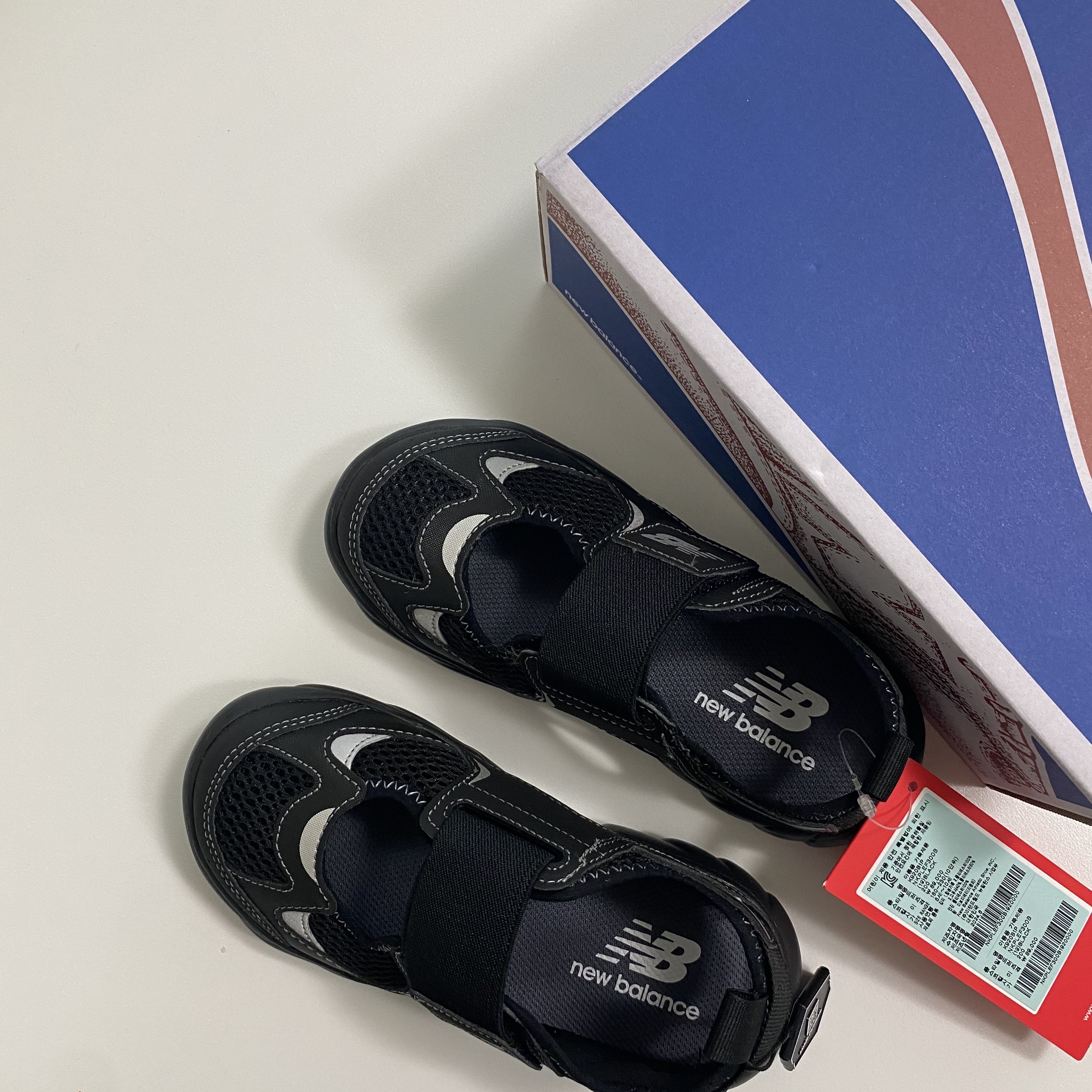 (Kids) New Balance Freedle 920 Sandal Black 착용 스타일