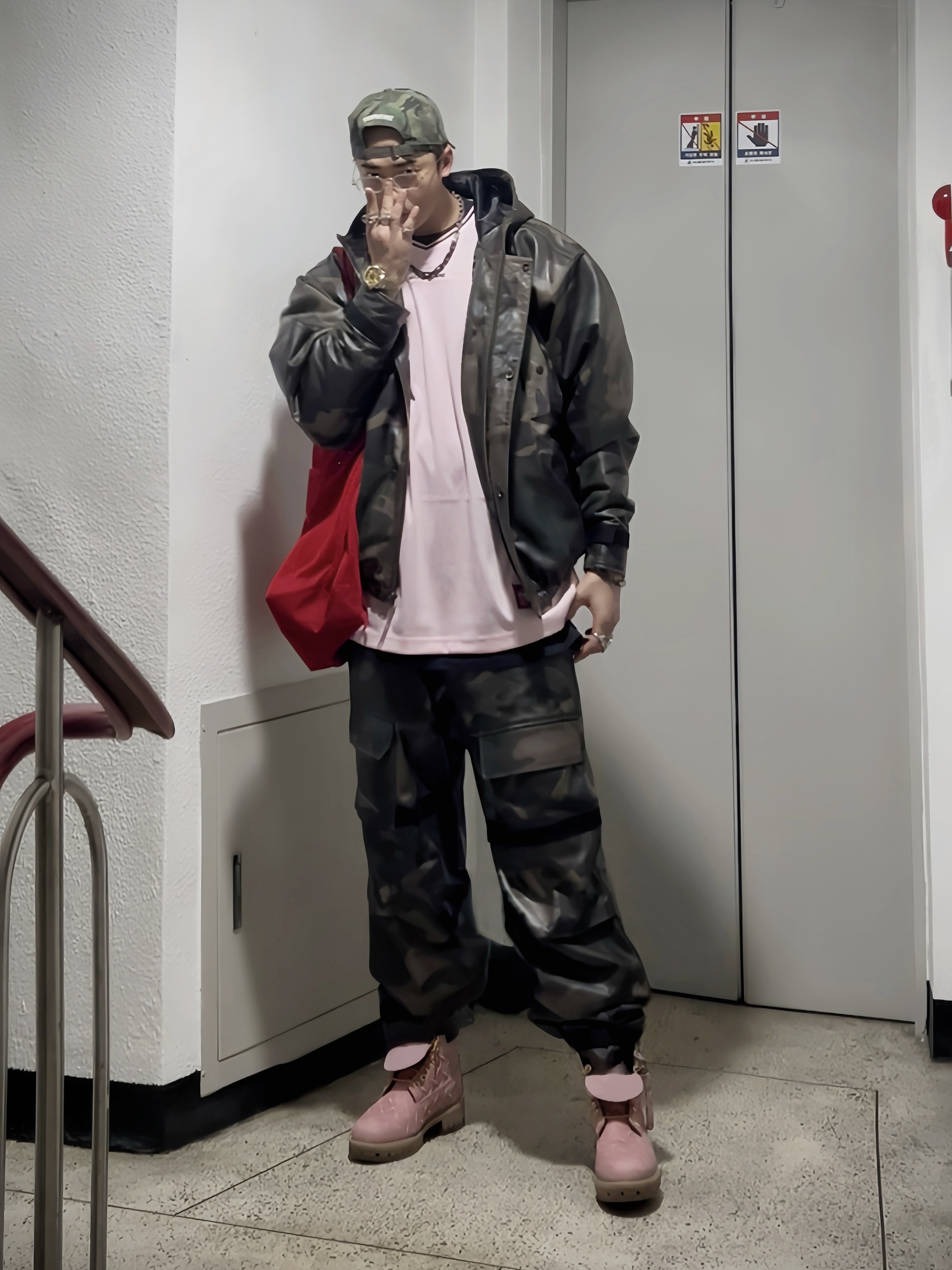 Supreme Seersucker S Logo 6-Panel Woodland Camo - 24SS, Supreme x Marithe Francois Girbaud Hooded Leather Flight Bomber Jacket Woodland Camo - 25SS 착용 스타일 - 1