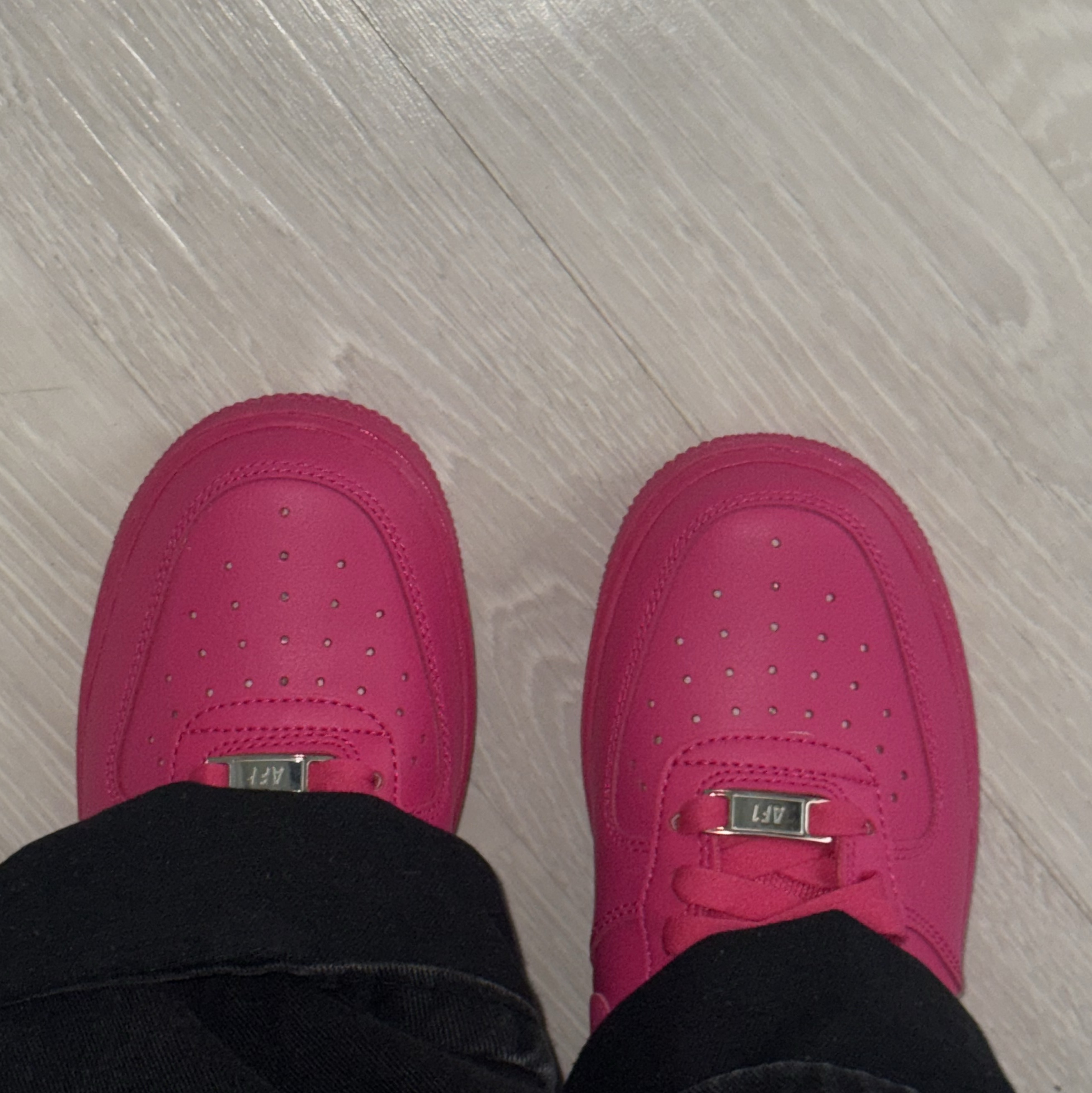 (W) Nike Air Force 1 '07 Fireberry Fierce Pink, Stussy Fuzzy Dice Keychain Pink 착용 스타일 - 2