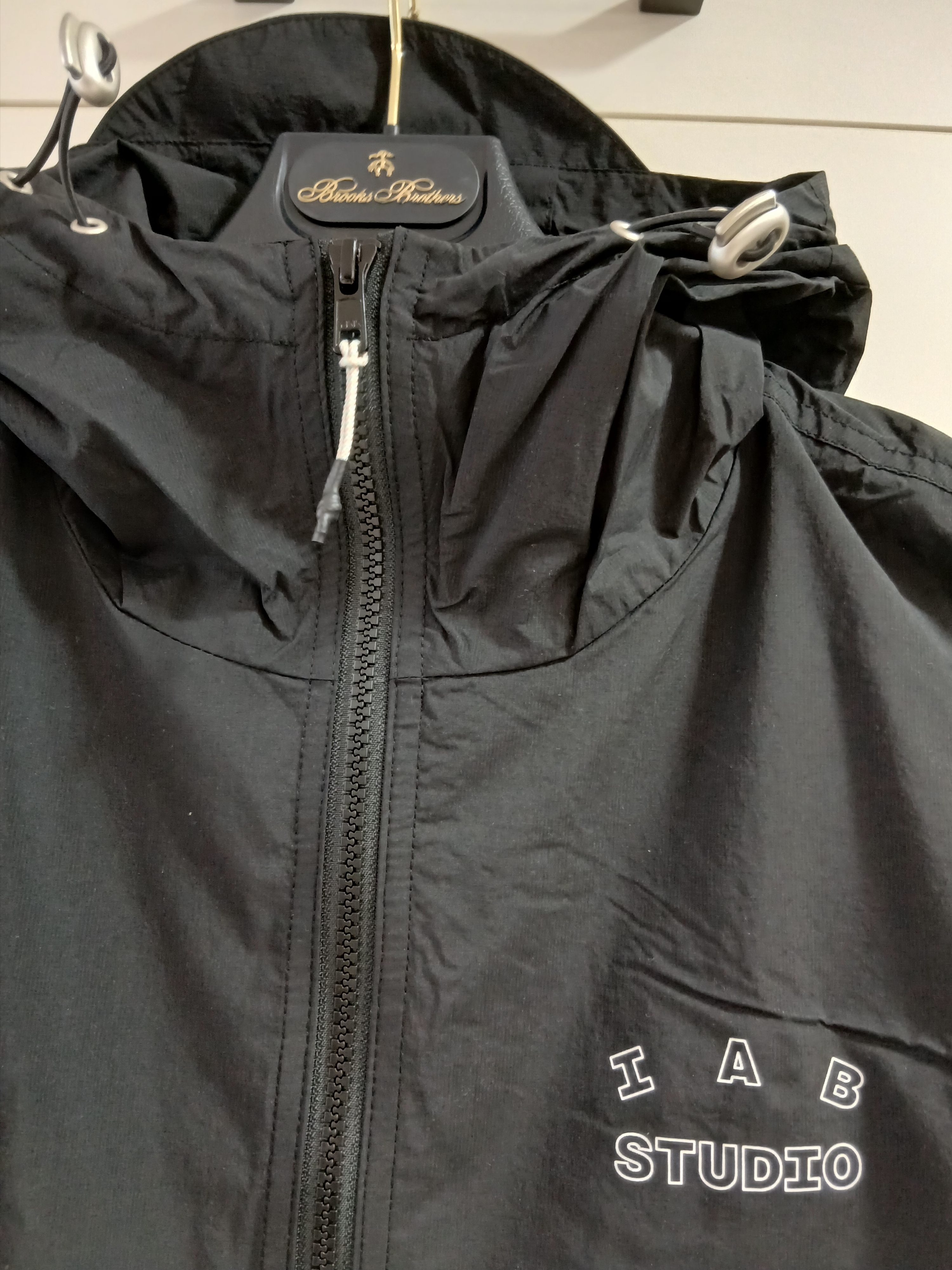 IAB Studio Wind Jacket Pack Black Silver 착용 스타일 - 5