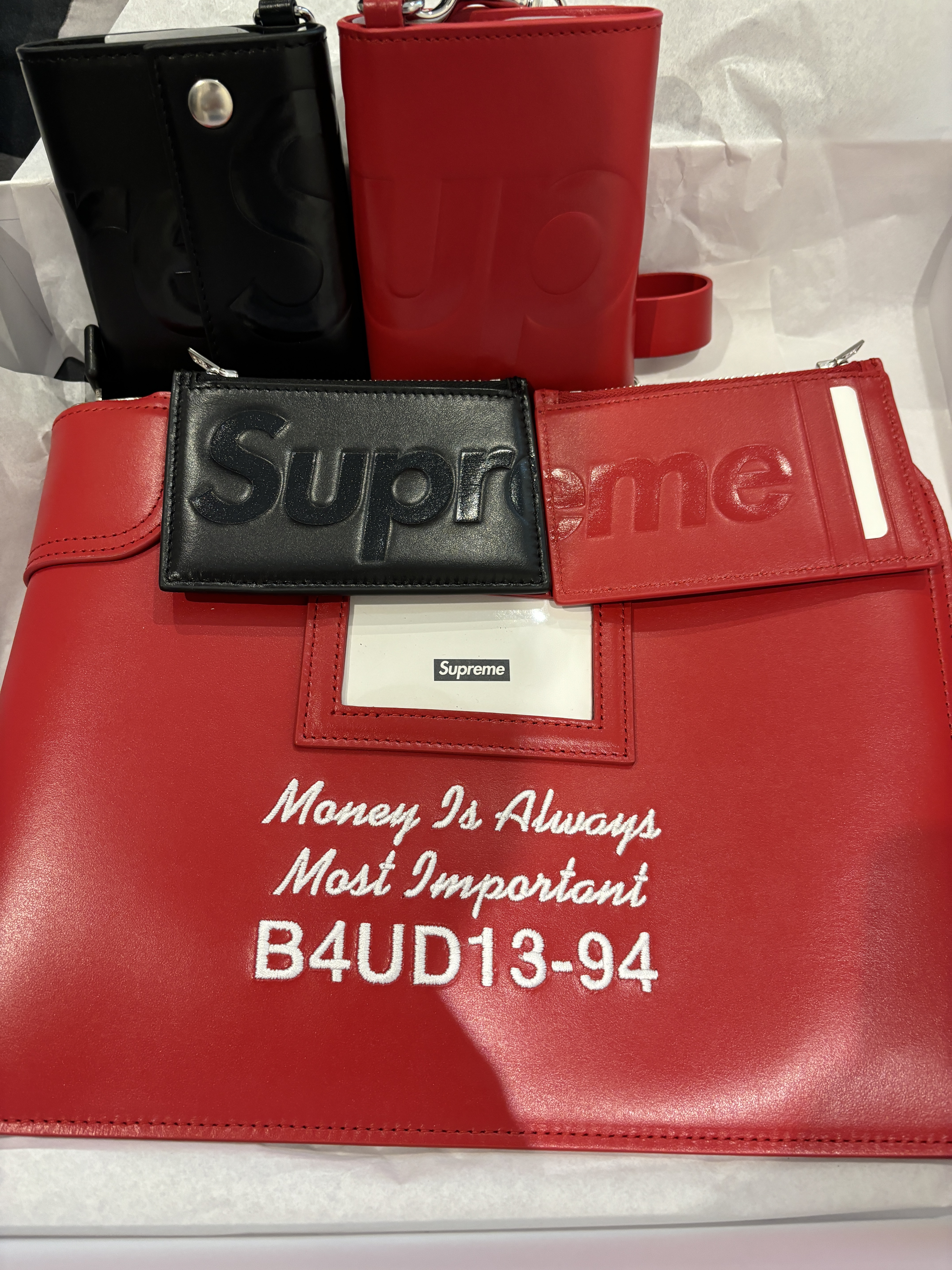 Supreme Leather Zip Card Holder Red, Supreme Leather Zip Card Holder Black 착용 스타일
