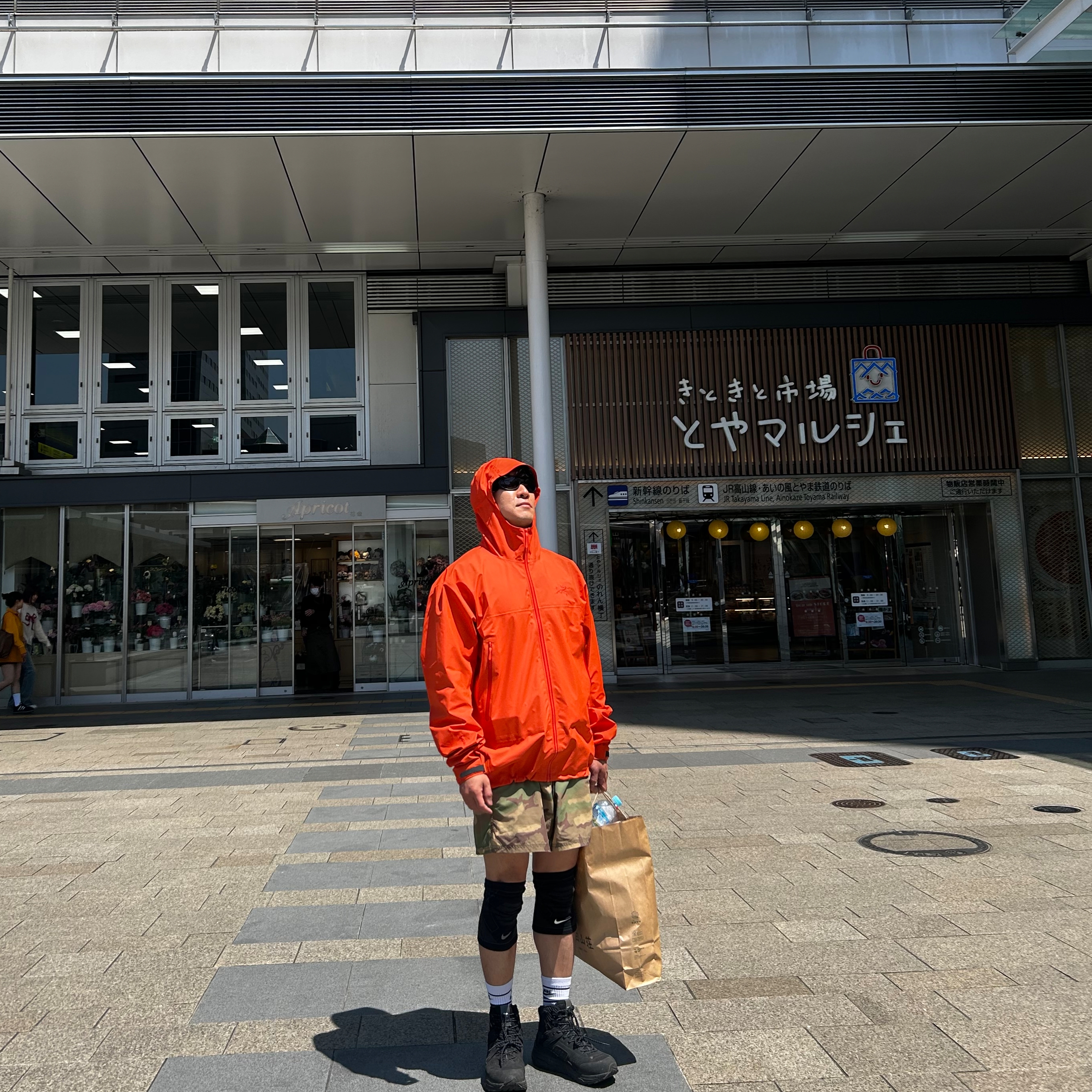 Arc'teryx Beta Jacket Solaris, Oakley Eye Jacket Redux Matte Black Frame Prizm Grey Lenses High Bridge Fit 착용 스타일 - 3