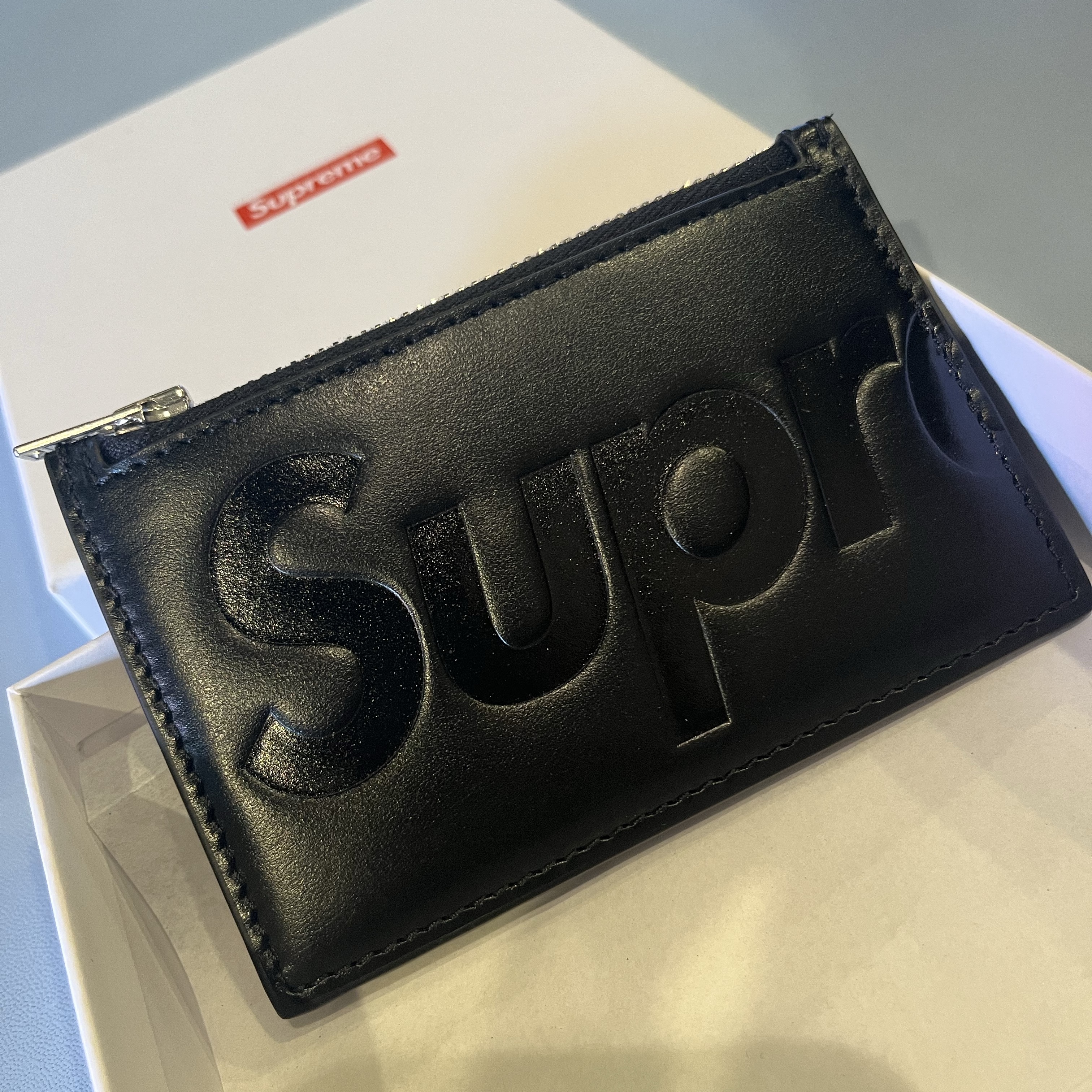 Supreme Leather Zip Card Holder Black 착용 스타일