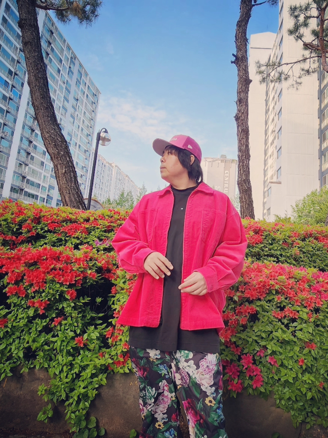 Supreme Box Logo Mesh Back New Era Pink - 22SS, Yeezy Gap Engineered By Balenciaga Logo Long Sleeve T-Shirt Black 착용 스타일 - 4