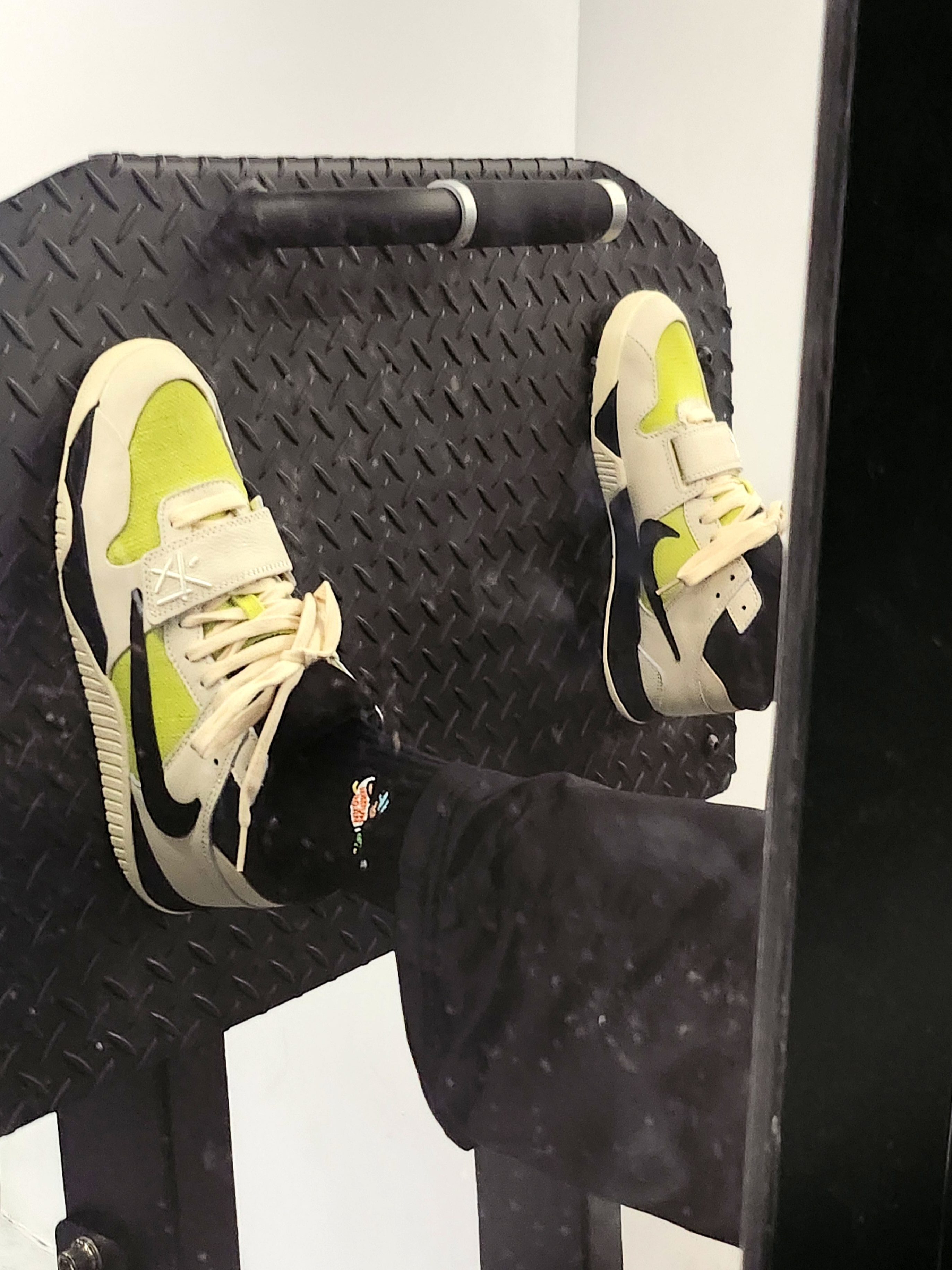 Jordan x Travis Scott Jumpman Jack TR Bright Cactus 착용 스타일 - 2