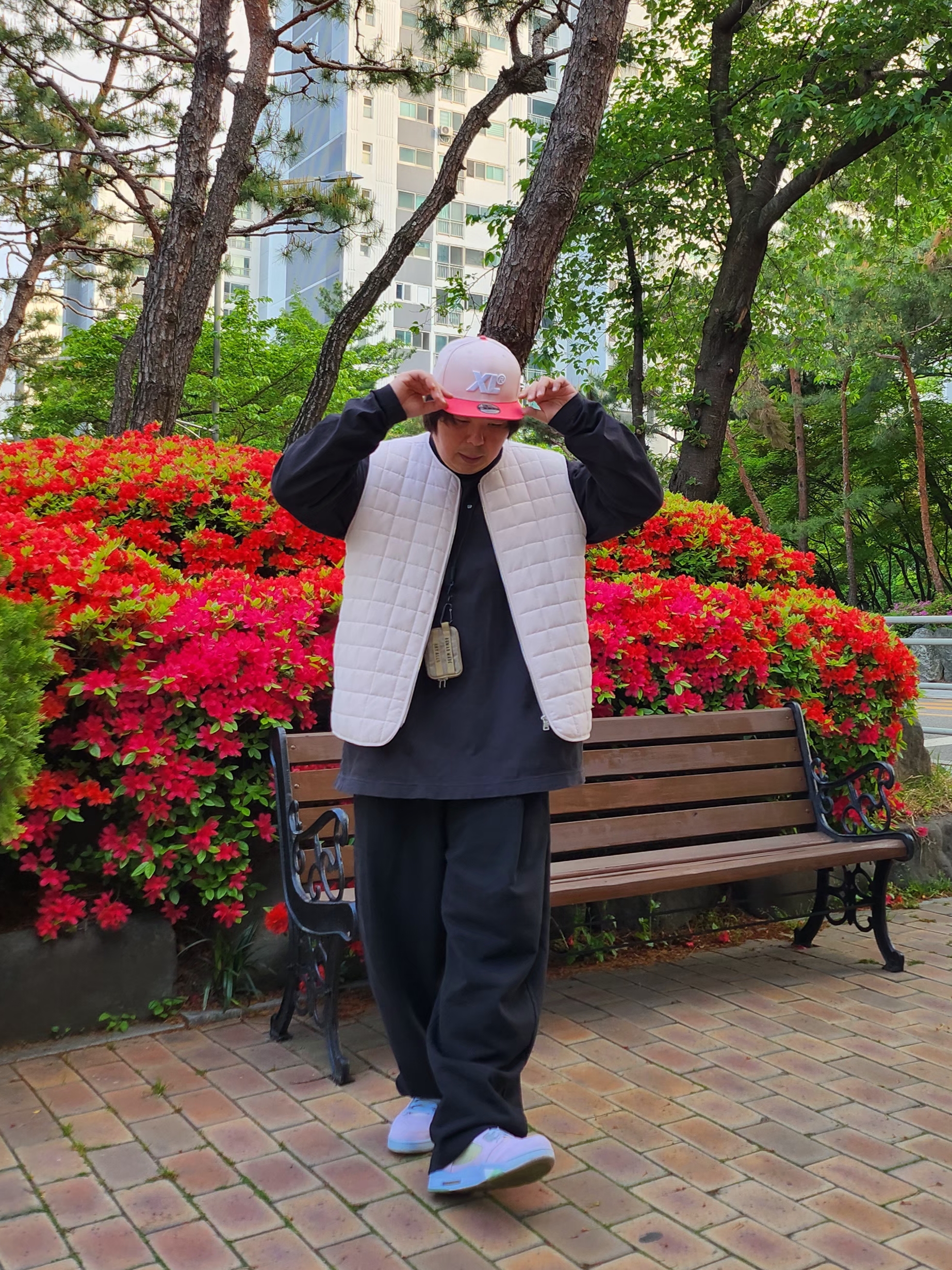 Yeezy Gap Engineered By Balenciaga Logo Long Sleeve T-Shirt Black, Suade Two Tuck Long Pants Black 착용 스타일 - 2