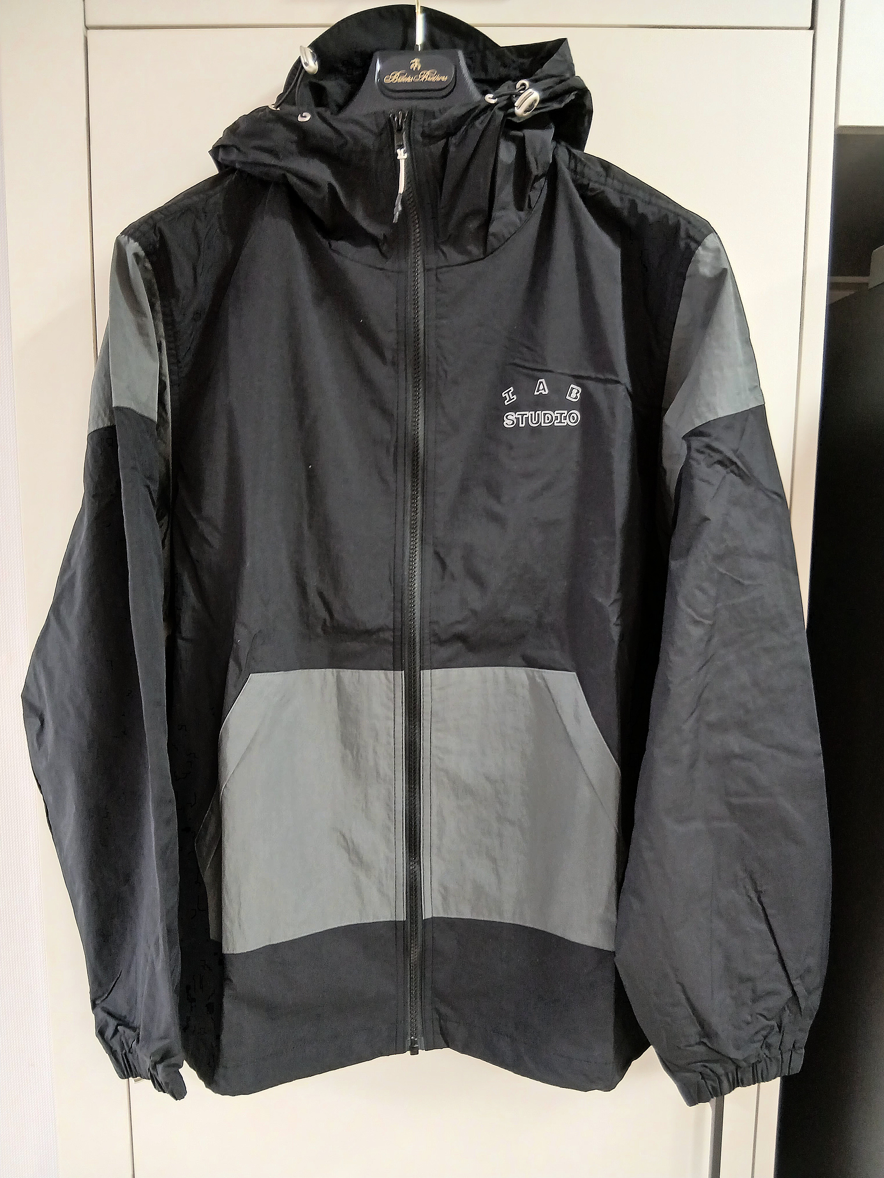IAB Studio Wind Jacket Pack Black Silver 착용 스타일 - 1