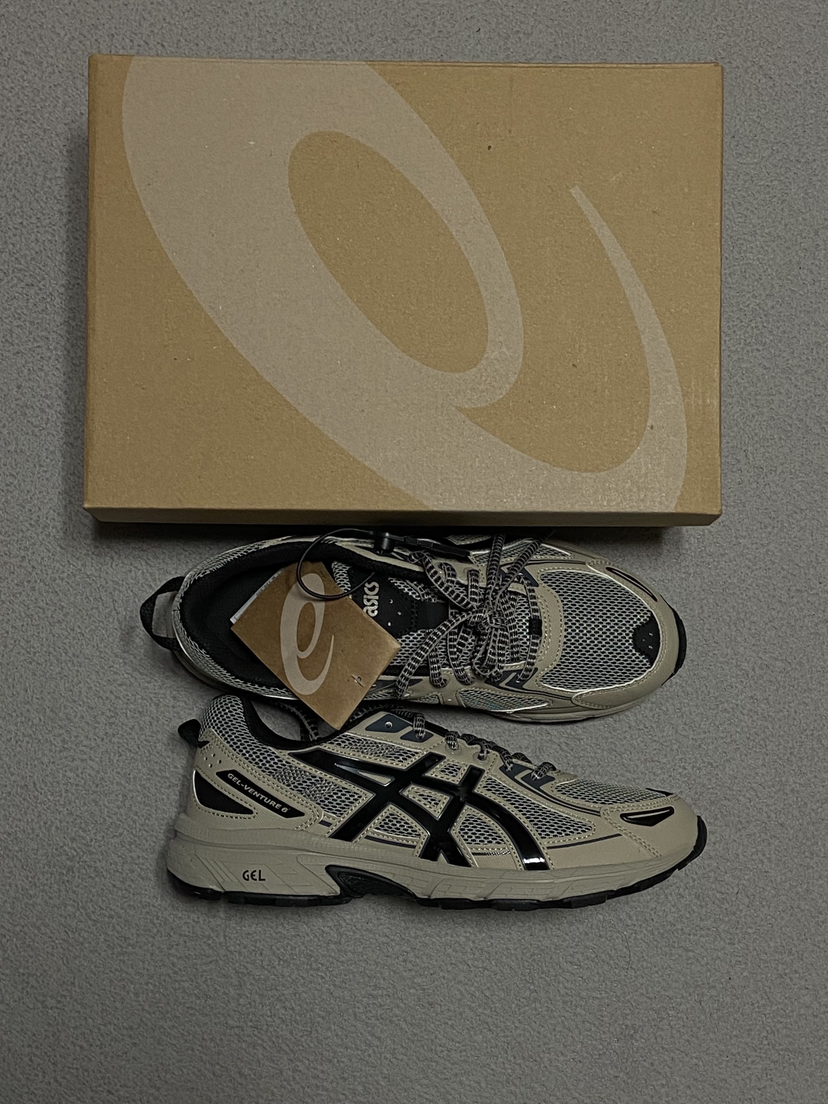 Asics Gel-Venture 6 Feather Grey Black, Ogarp Signature Lether Keychain Ver.1 착용 스타일 - 2