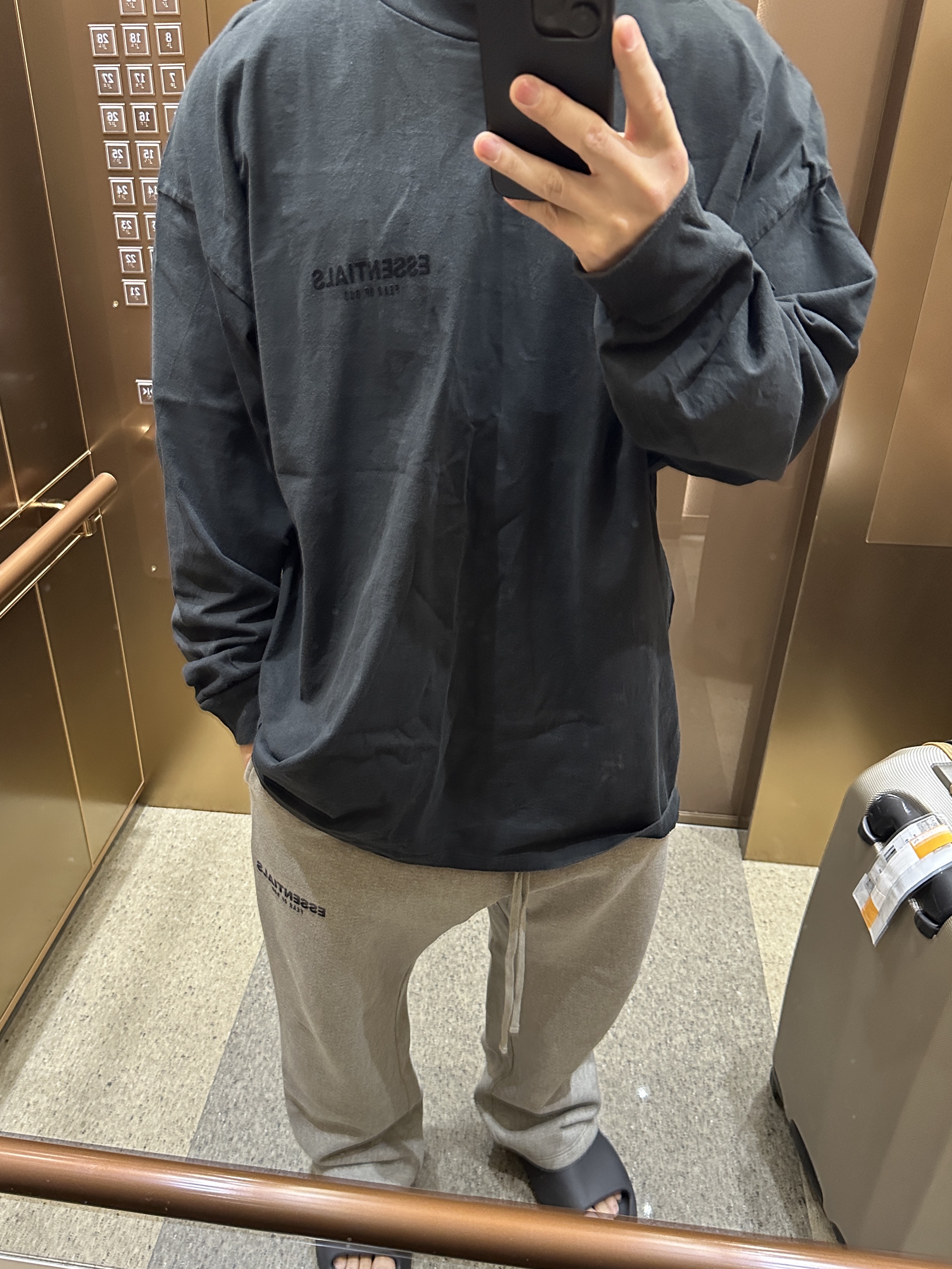 Essentials The Core Collection Relaxed Sweatpants Dark Oatmeal, Essentials The Core Collection Long Sleeve T-Shirt Stretch Limo 착용 스타일