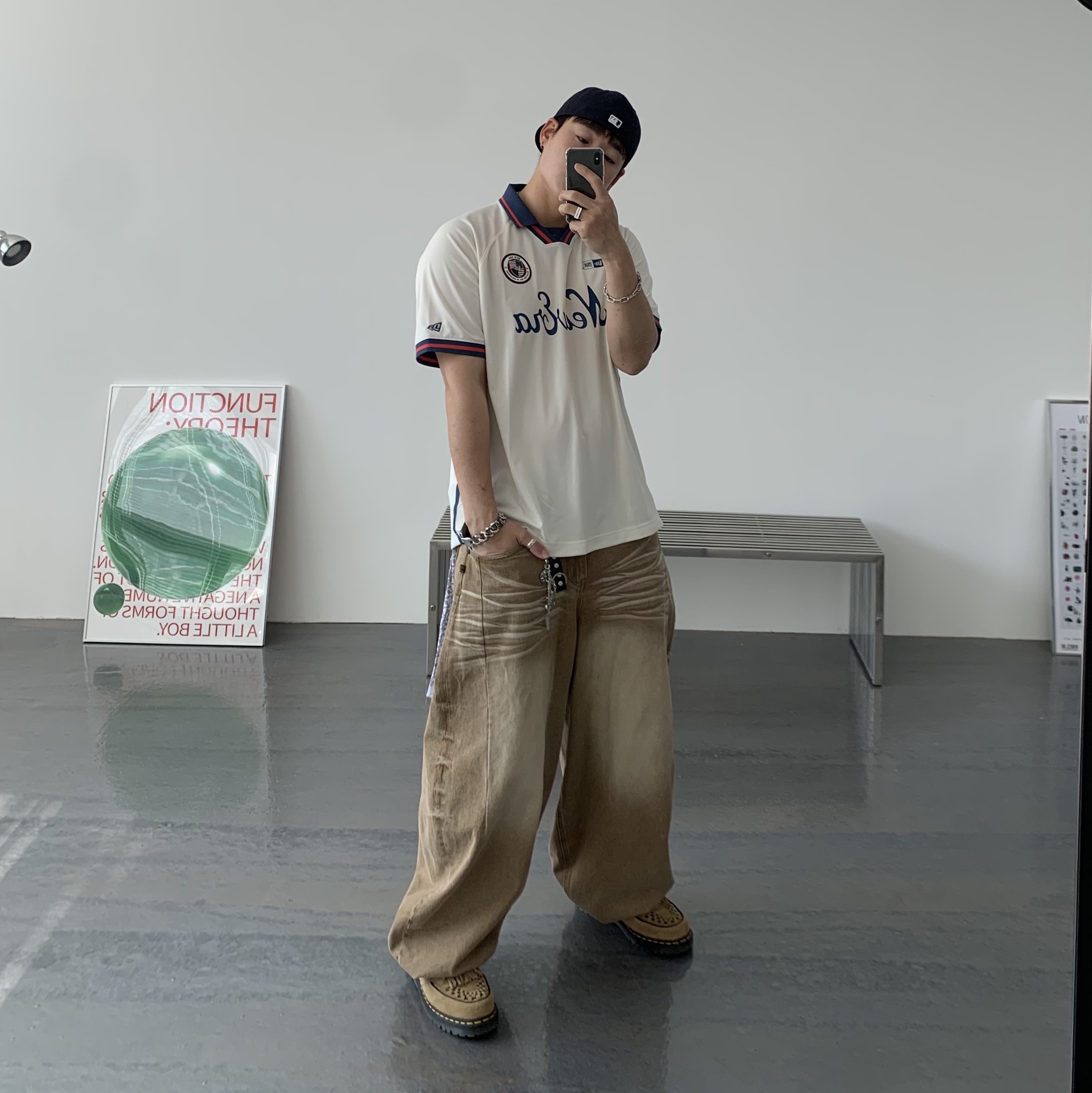 Dr. Martens Ramsey Suede Kiltie Buckle Creepers Savannah Tan, New Era 59Fifty MLB Authentic New York Yankees Game Navy 착용 스타일