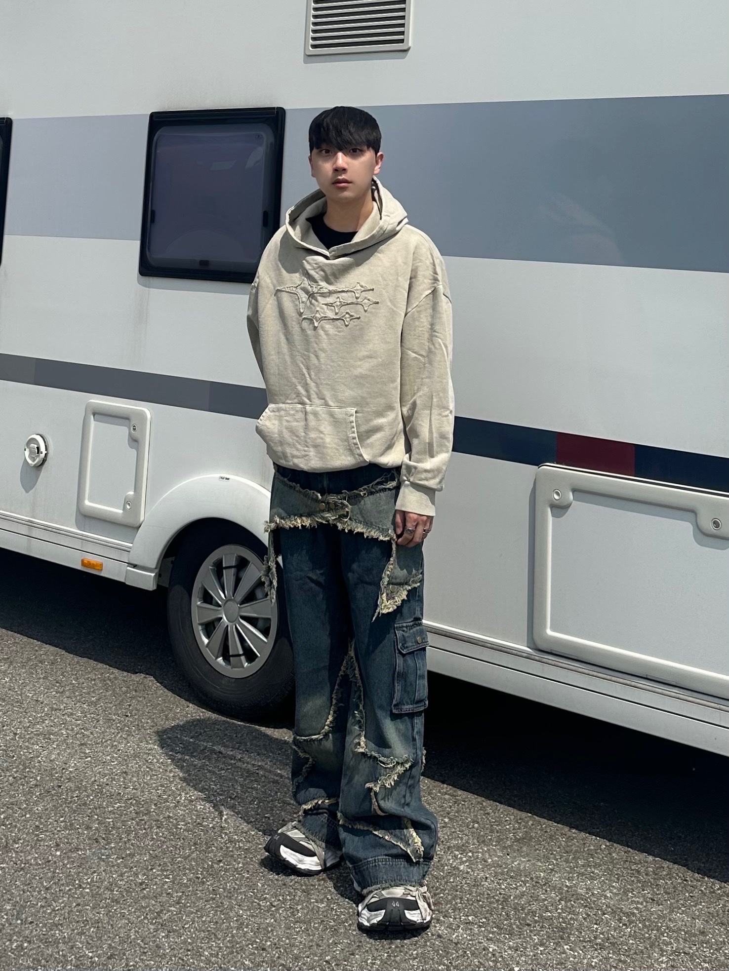 Balenciaga Cargo Sneakers White Grey 착용 스타일 - 1