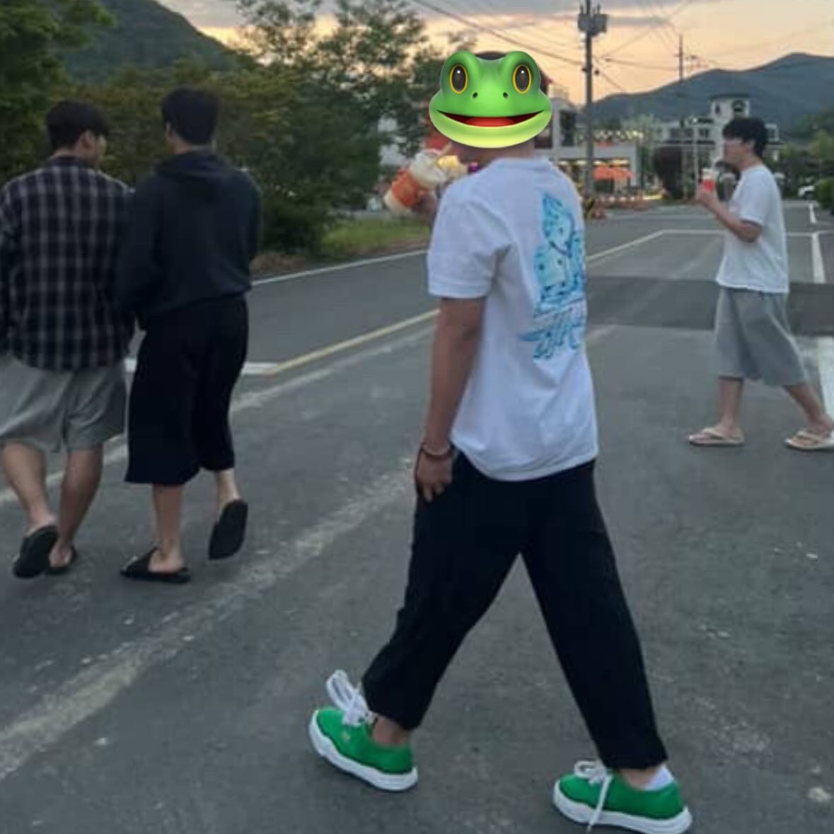 Maison Mihara Yasuhiro Baker OG Sole Canvas Low Cut Sneakers Green, Stussy Melted T-Shirt White 착용 스타일