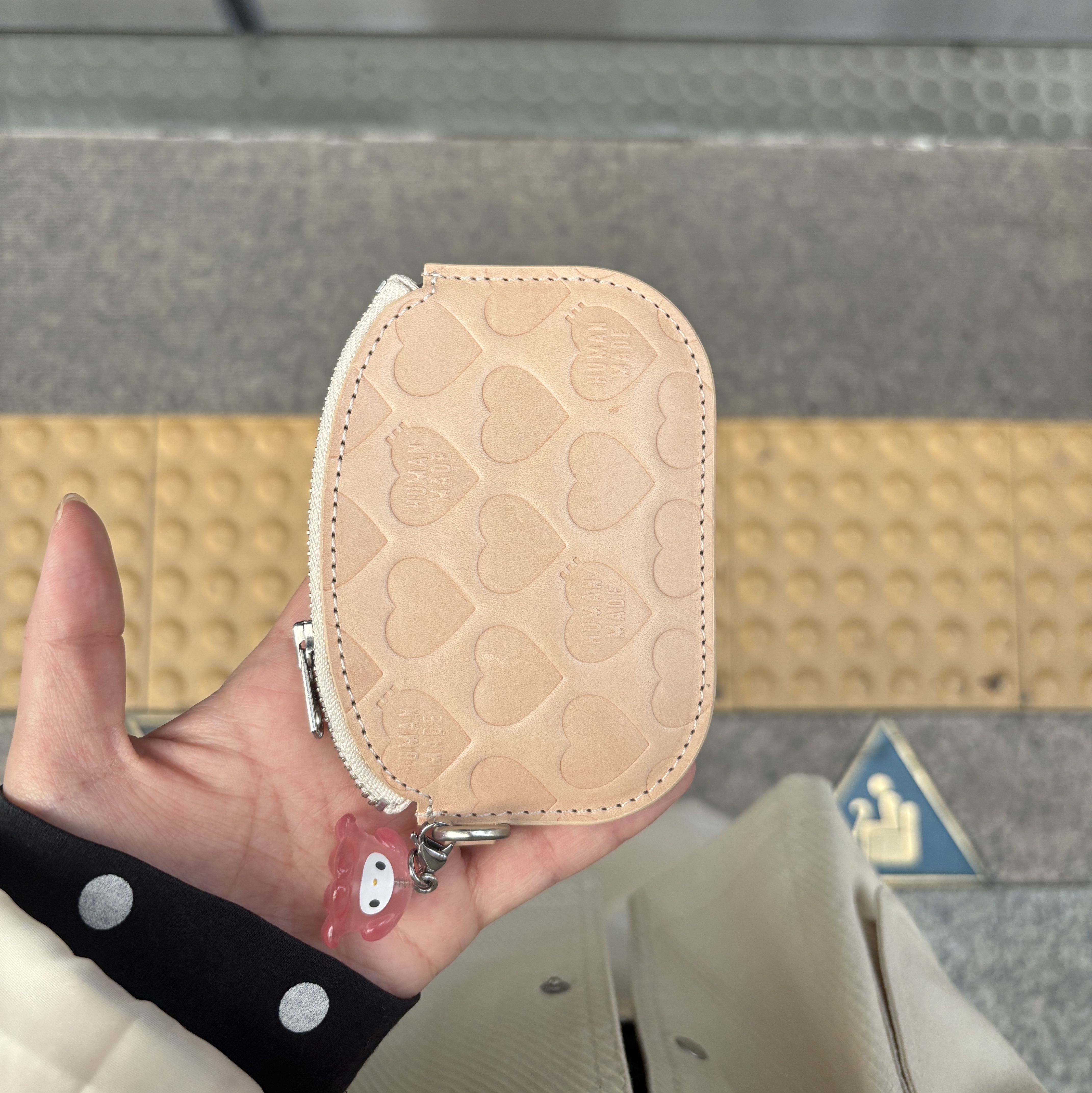 Human Made Leather Coin Case Beige 착용 스타일