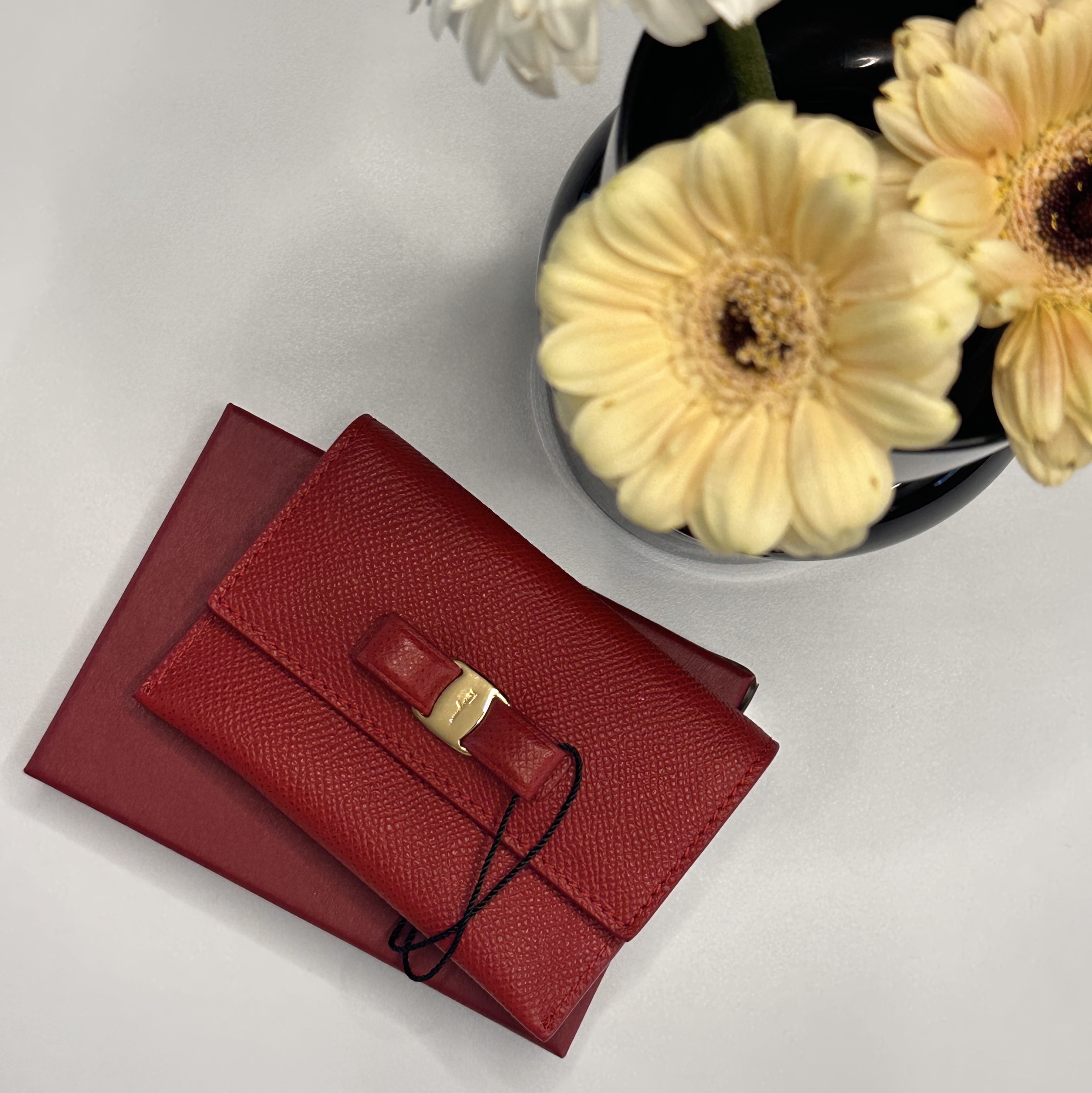 Ferragamo Vara Card Case Lipstick Red 착용 스타일 - 1