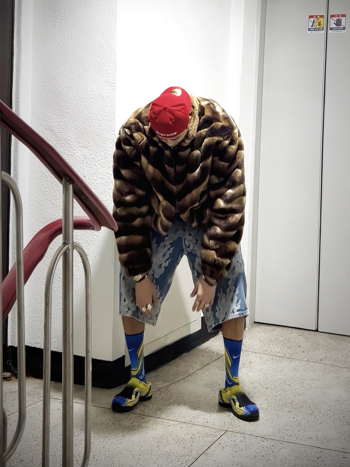 Supreme Reverse Box Logo New Era Red - 21SS, Supreme Pancakes T-Shirt Royal - 25SS 착용 스타일 - 1