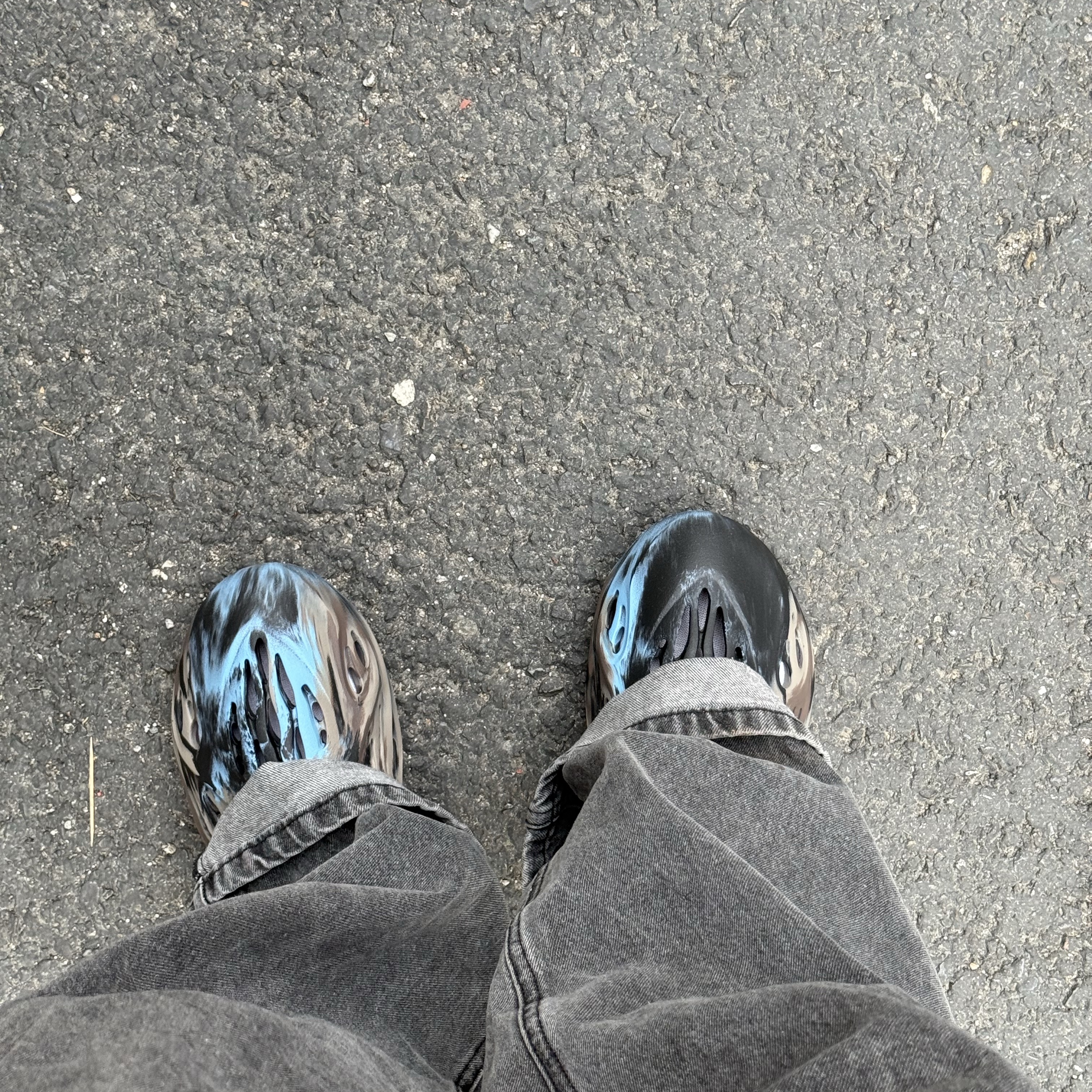 Adidas Yeezy Foam RNNR MX Cinder 착용 스타일