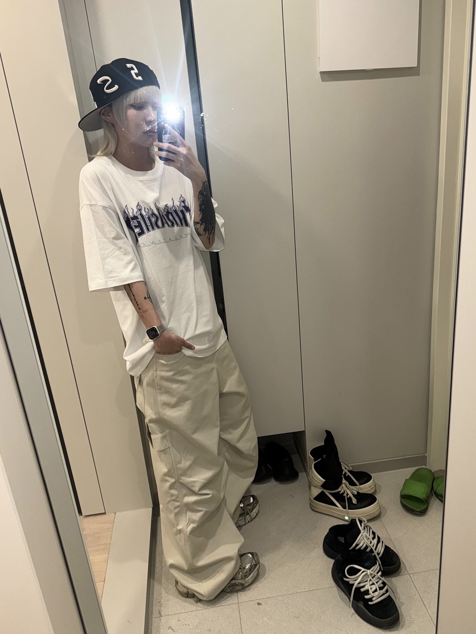 Supreme Multi S Logo New Era Black - 25SS, Balenciaga 3XL Sneakers Beige 착용 스타일 - 3
