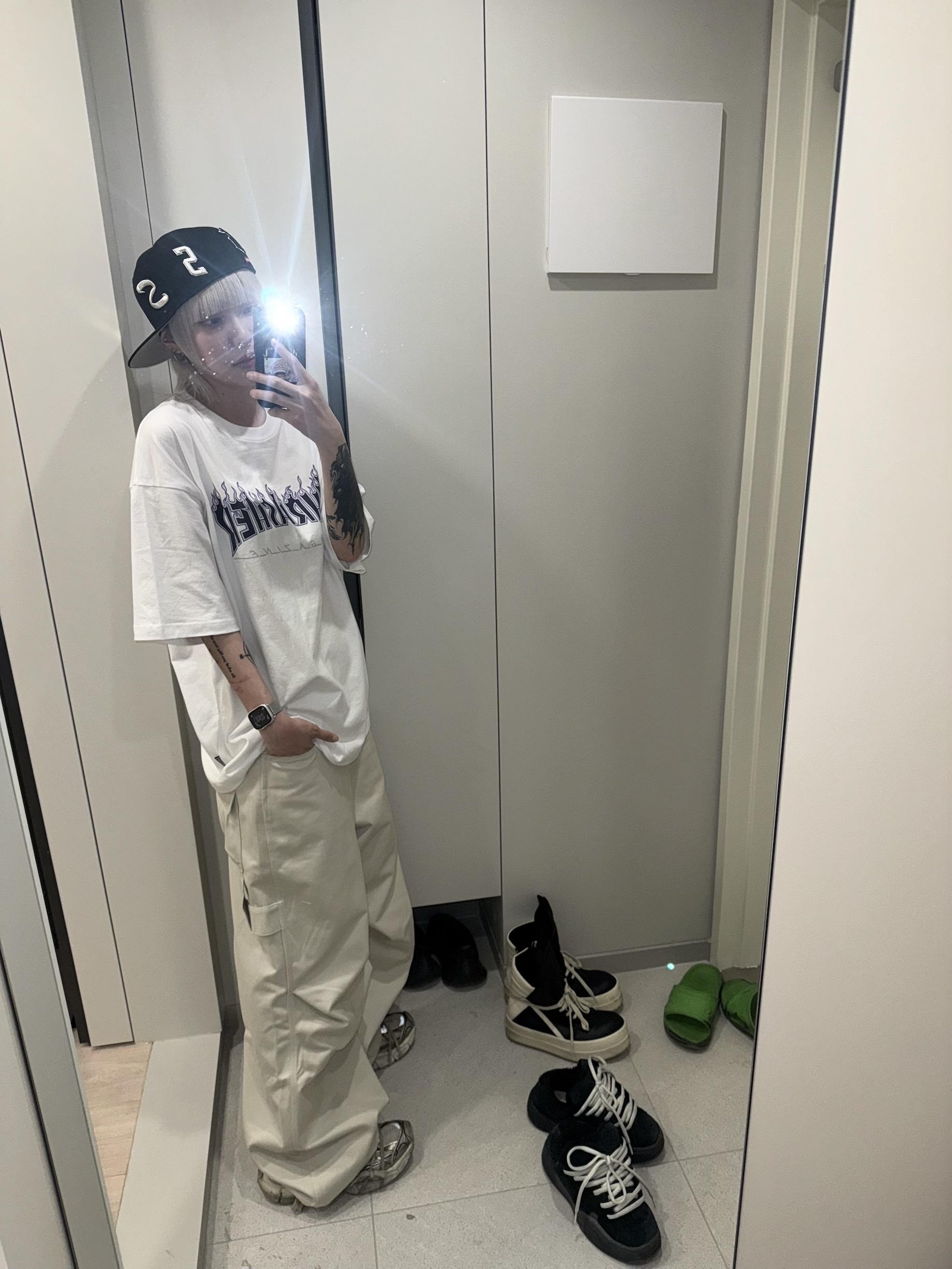 Supreme Multi S Logo New Era Black - 25SS, Balenciaga 3XL Sneakers Beige 착용 스타일 - 4