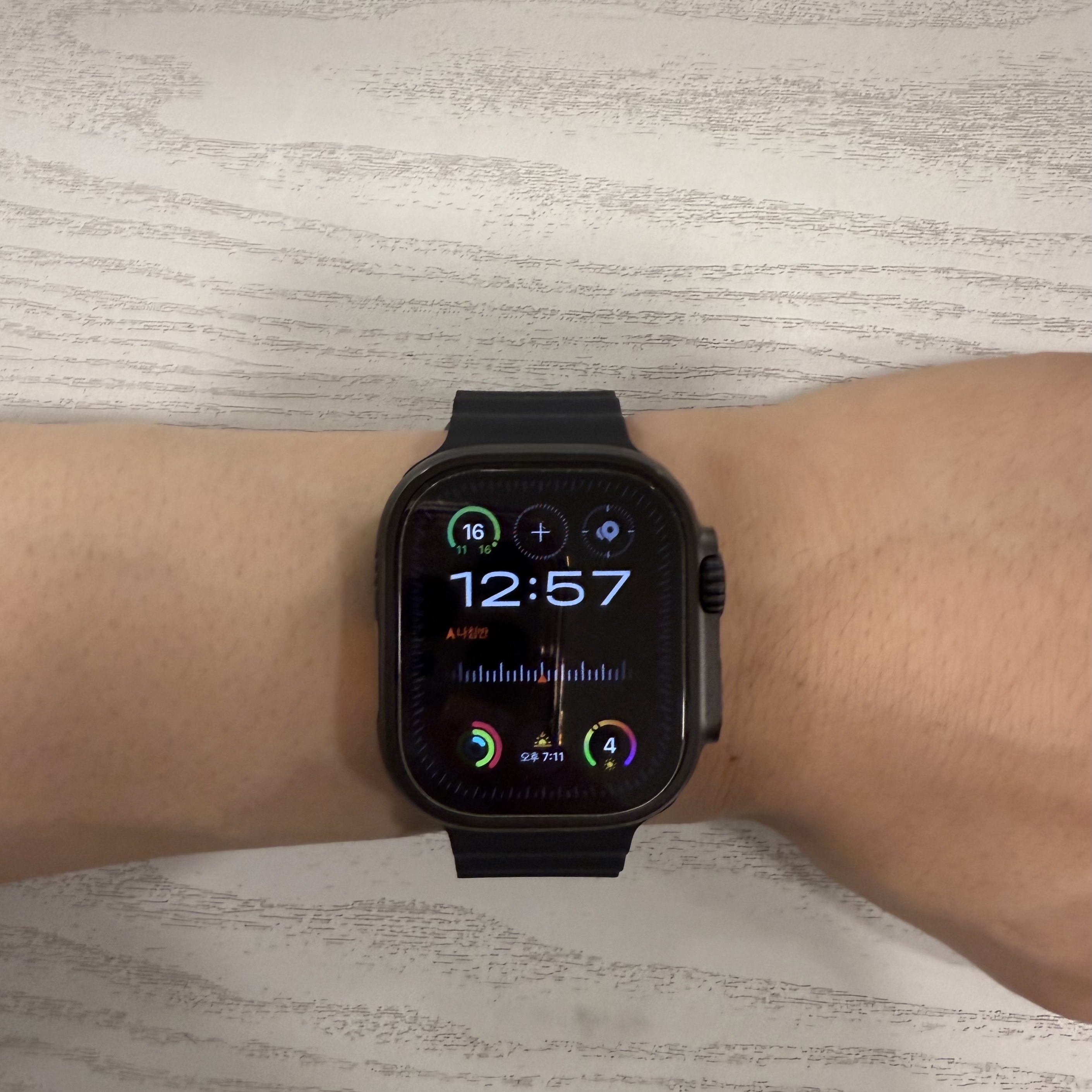 Apple Watch Ultra 2 49mm Black Titanium Case with Ocean Band Black (Korean Ver.) 착용 스타일 - 1