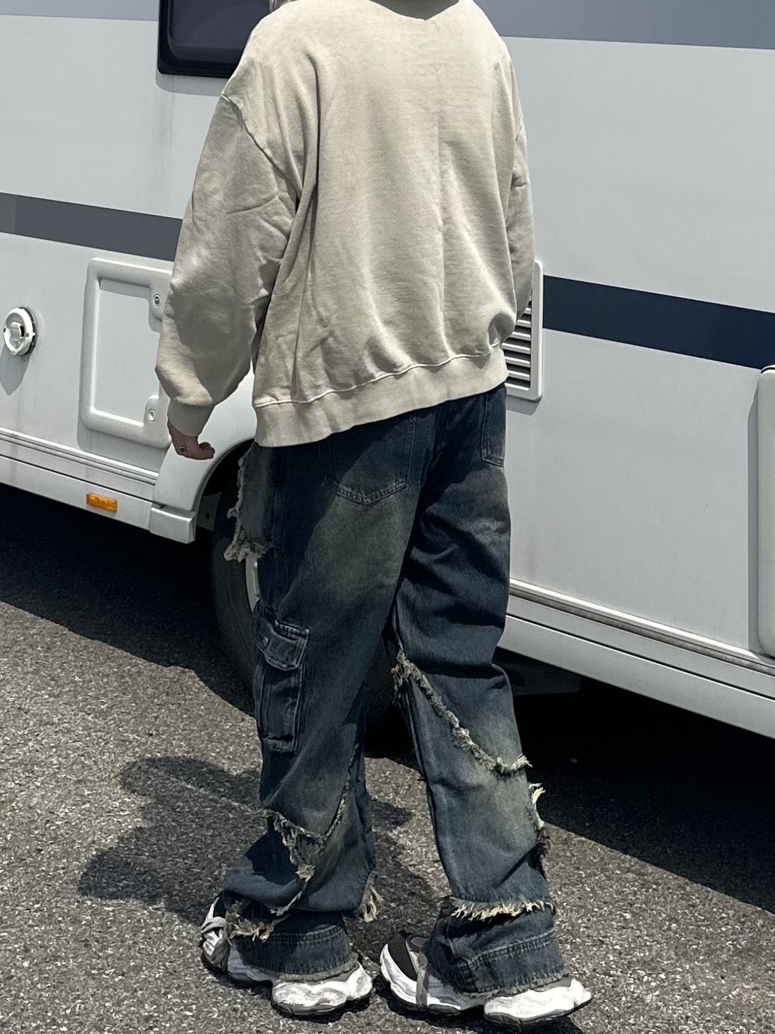 Balenciaga Cargo Sneakers White Grey 착용 스타일 - 2