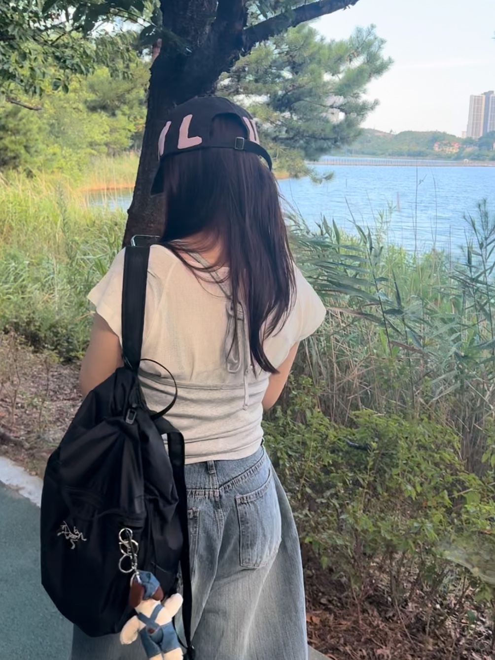 Arc'teryx Heliad 10 Backpack Black, Sunlove Capital Cap Dark Brown 착용 스타일 - 1