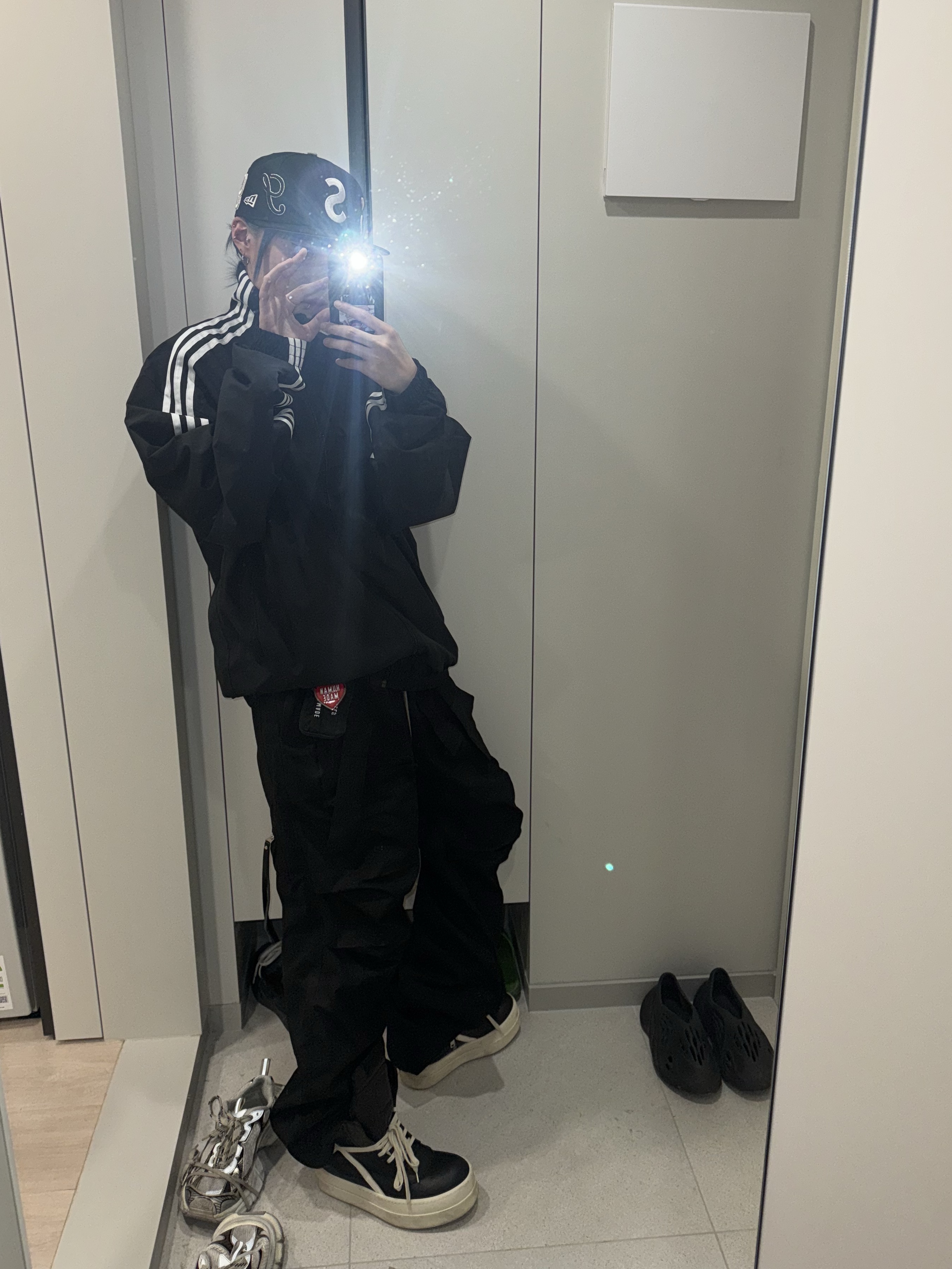 Wapworks Wide Safety Cargo Pants Black, Rick Owens Hollywood Mega Bumper Geobasket in Full Grain Calf Leather Black Milk 착용 스타일 - 1