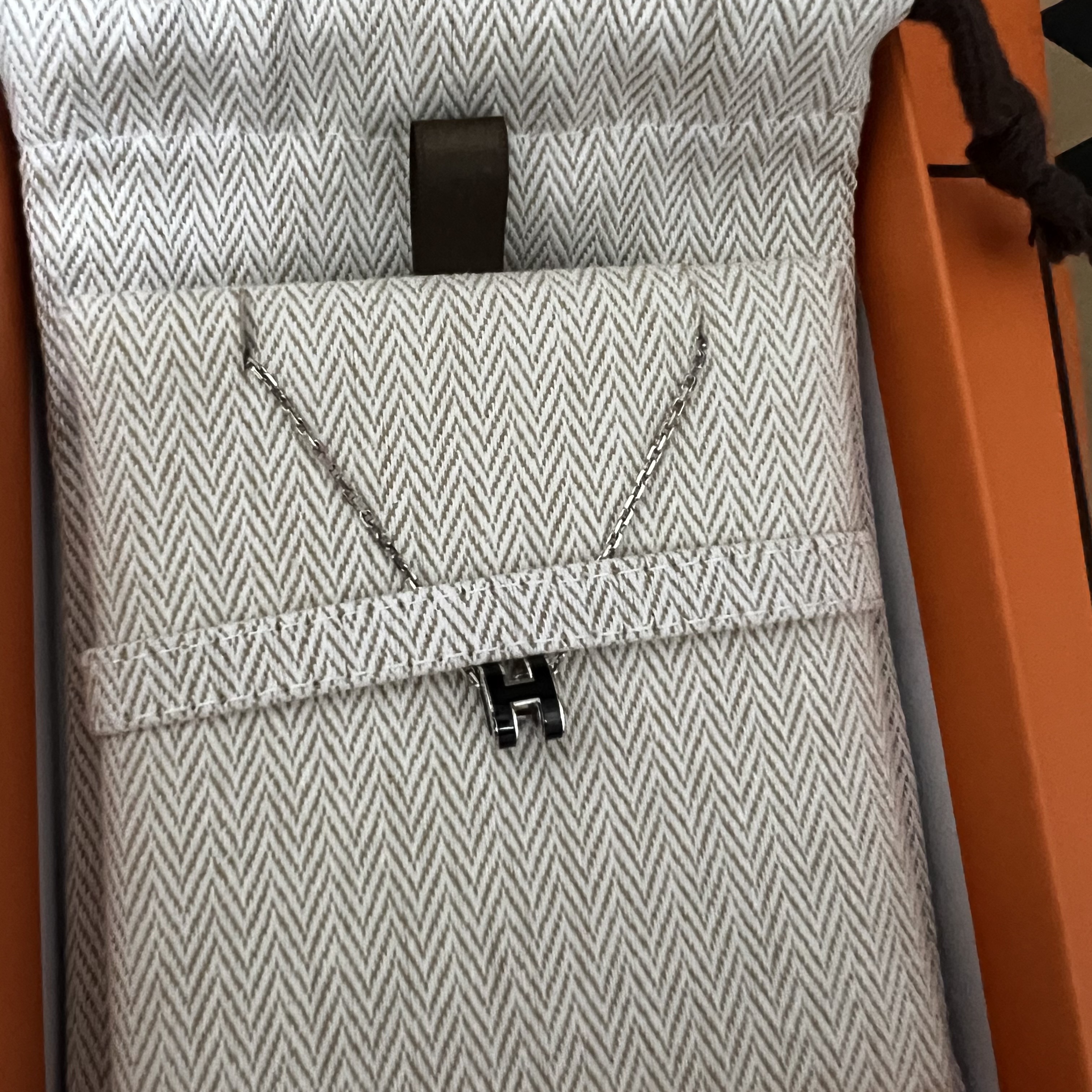 (W) Hermes Mini Pop H Pendant Palladium & Noir 착용 스타일