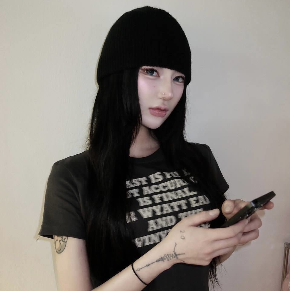 Thevinylhouse Gunfight Typo Tee Charcoal 착용 스타일