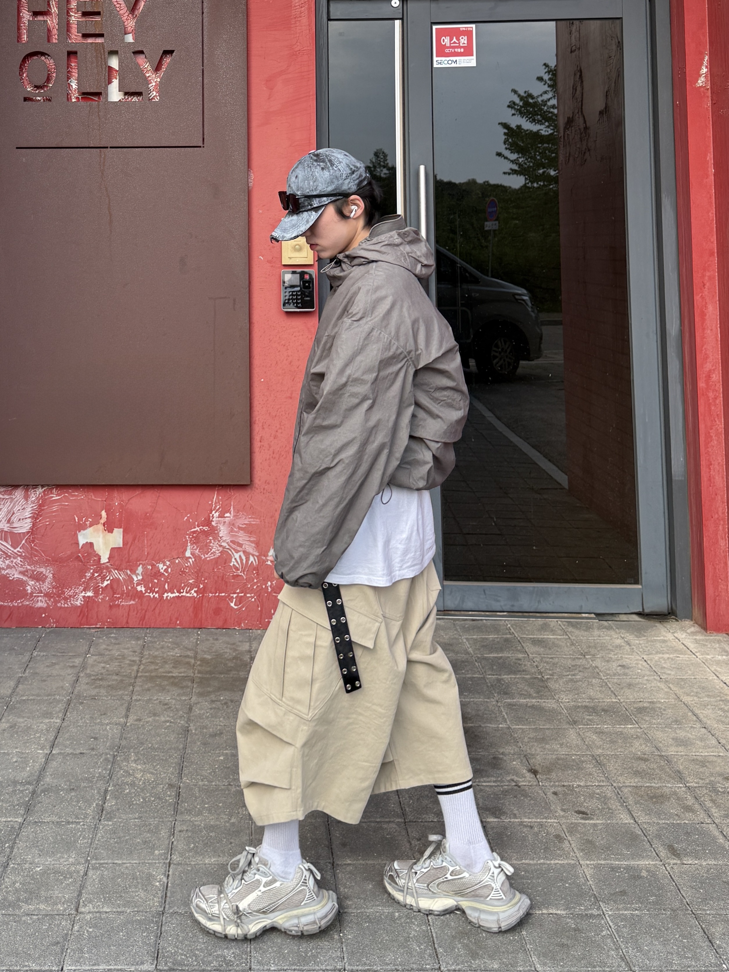 Nonnod Side Cargo Shorts Beige, Balenciaga 3XL Sneakers Light Beige 착용 스타일 - 10