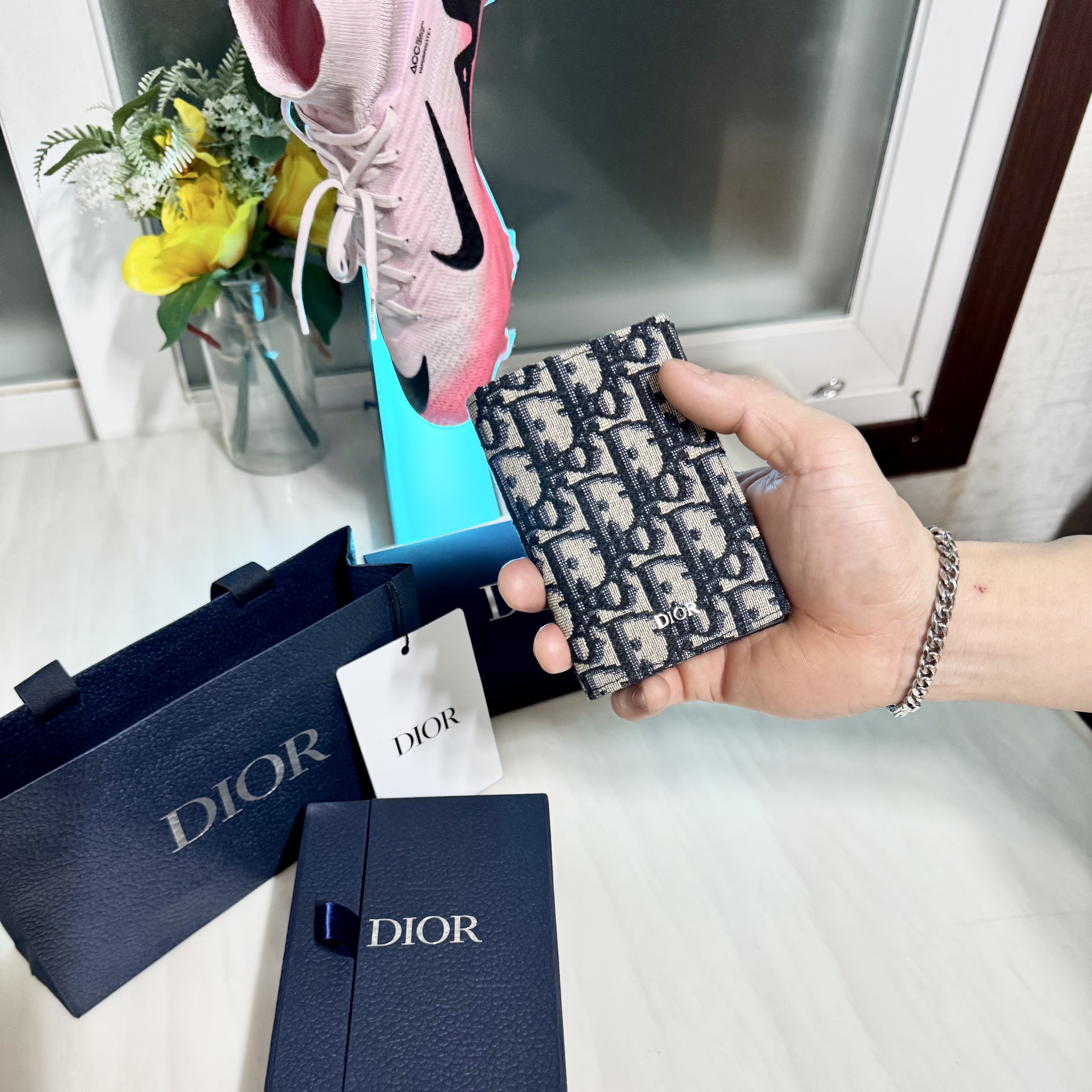 Dior Bi-Fold Card Holder Beige & Black Dior Oblique Jacquard 착용 스타일