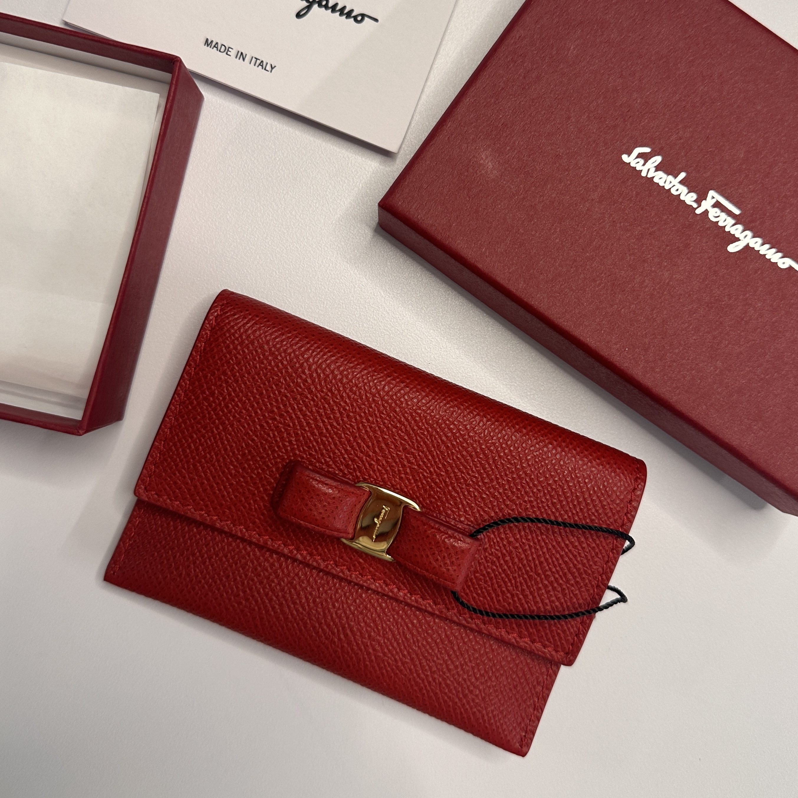 Ferragamo Vara Card Case Lipstick Red 착용 스타일 - 2