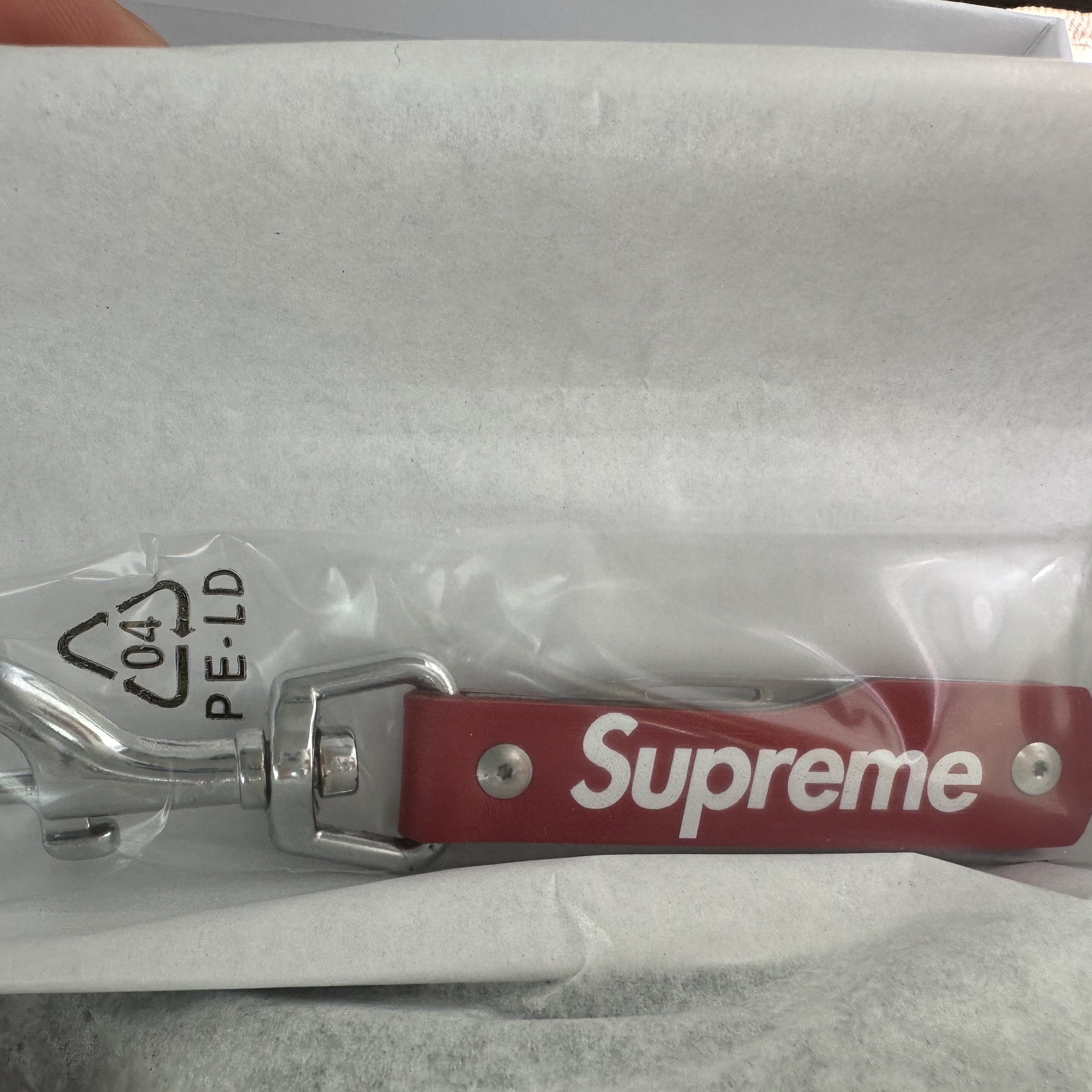 Supreme Leather Clip Knife Red - 25SS 착용 스타일