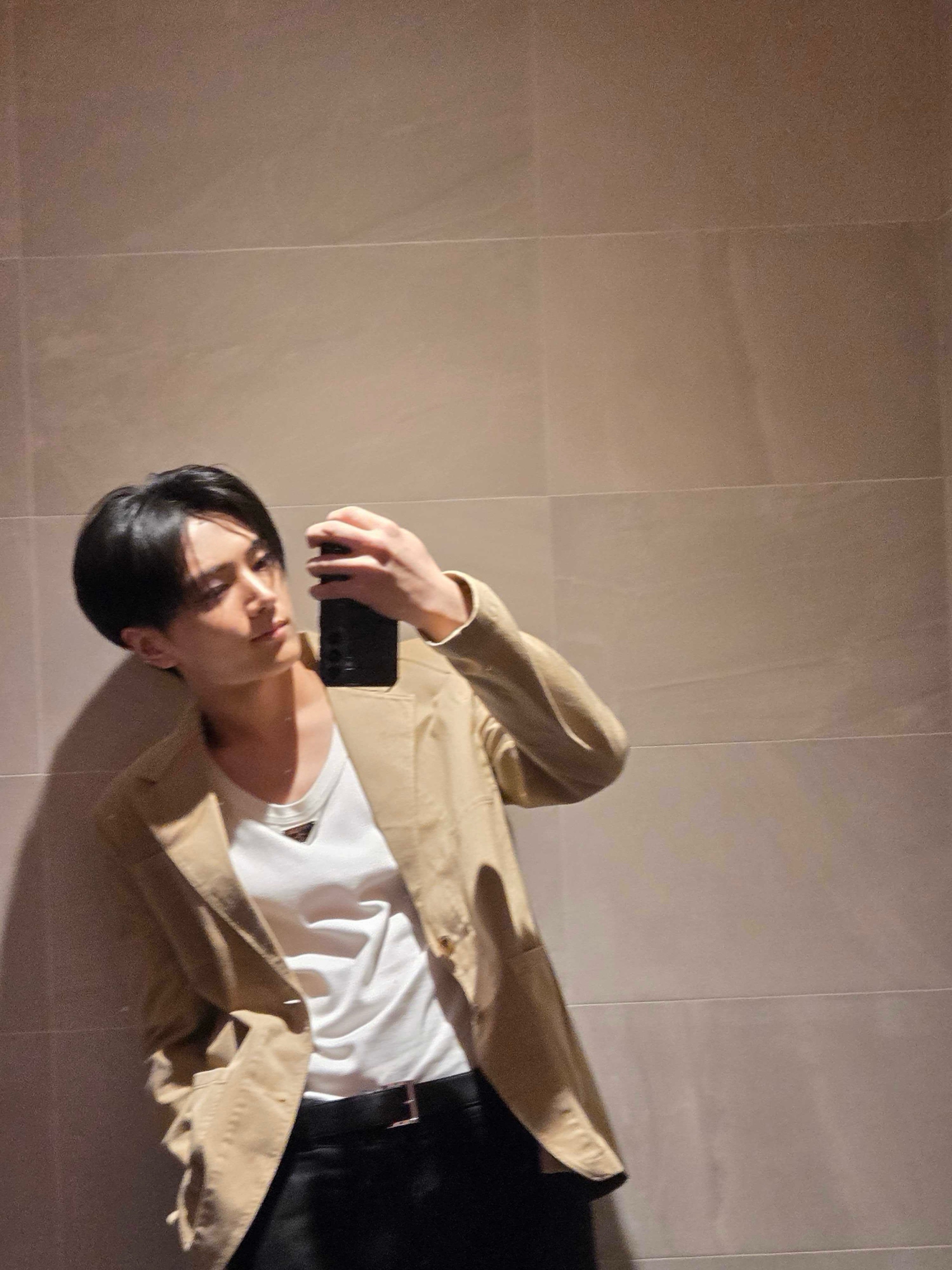 Prada Saffiano Leather Belt Black, Prada Cotton Satin Cargo Pants Black 착용 스타일 - 1