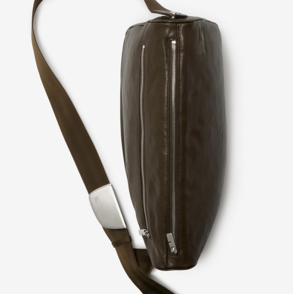 Burberry Shield Leather Messenger Bag Brown 착용 스타일 - 4
