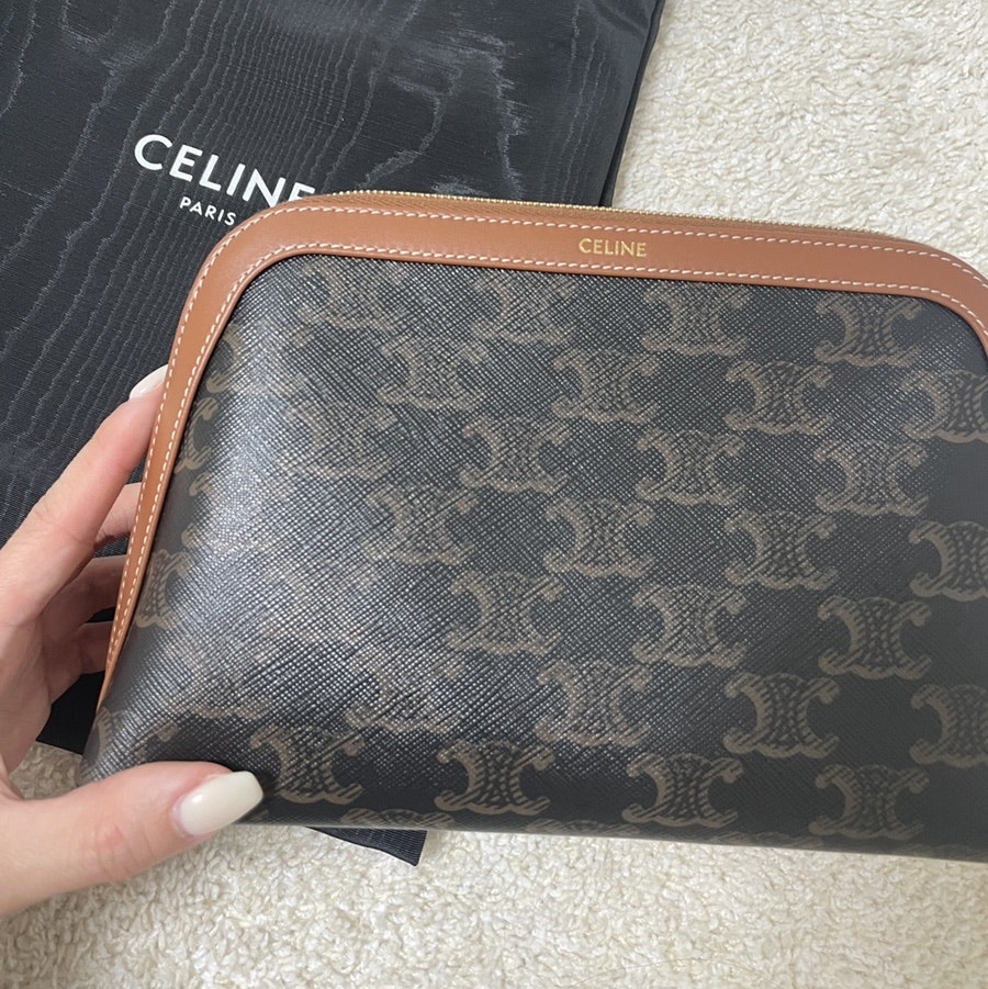 Celine Clutch with Chain in Triomphe Canvas and Lambskin Tan 착용 스타일