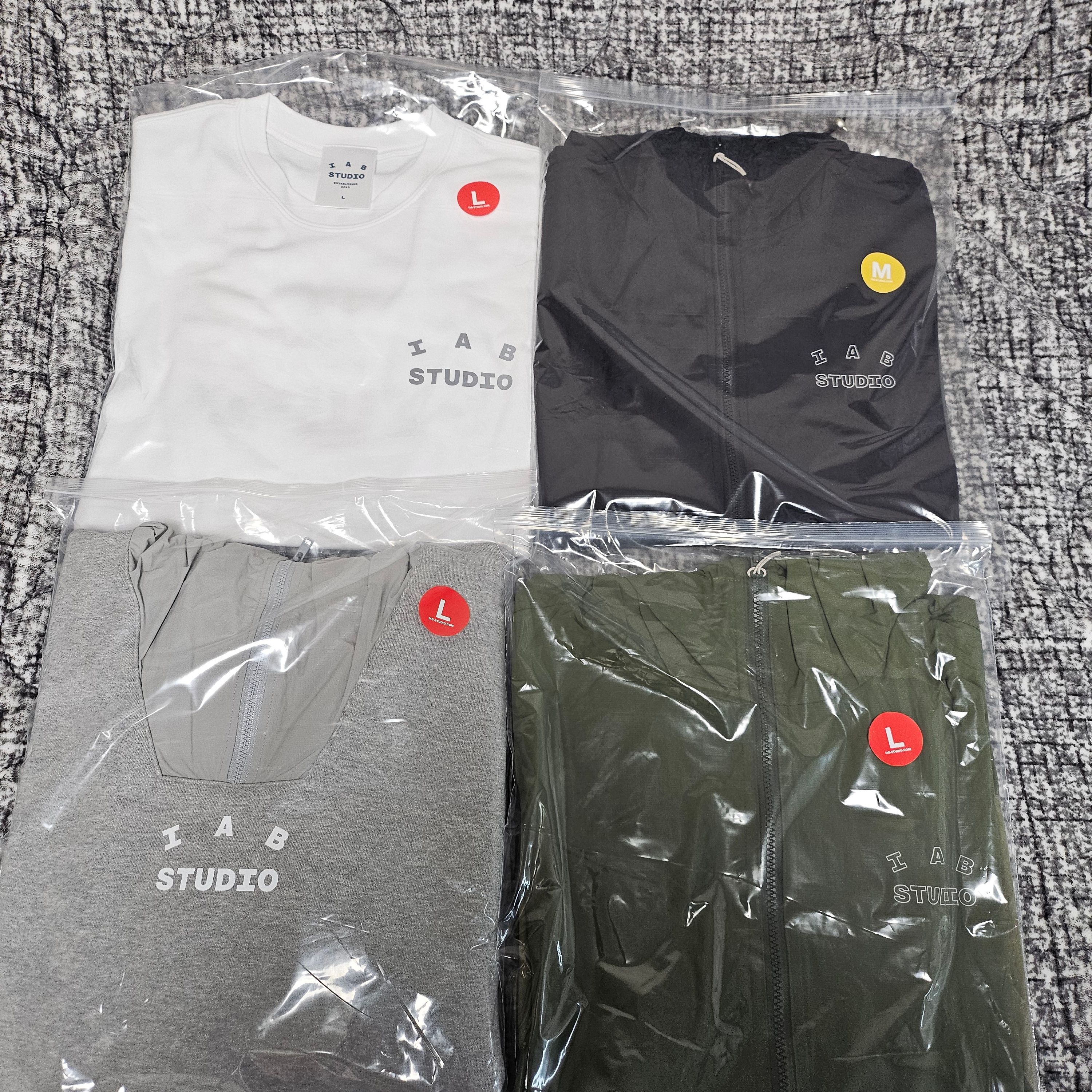 IAB Studio Wind Jacket Pack Black Silver, IAB Studio T-Shirt White Gray 착용 스타일