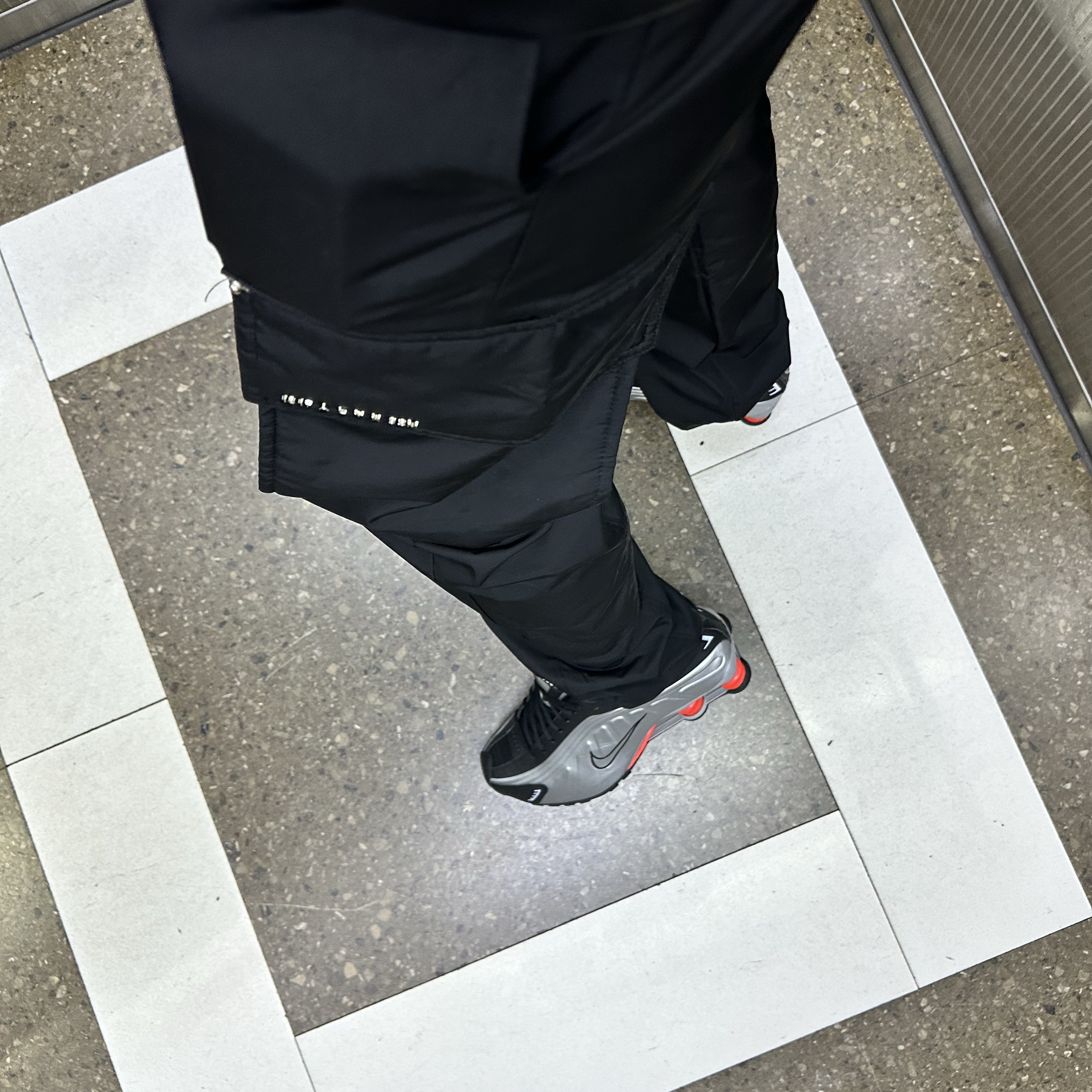 Nike Shox R4 Metallic Silver Red 착용 스타일 - 3