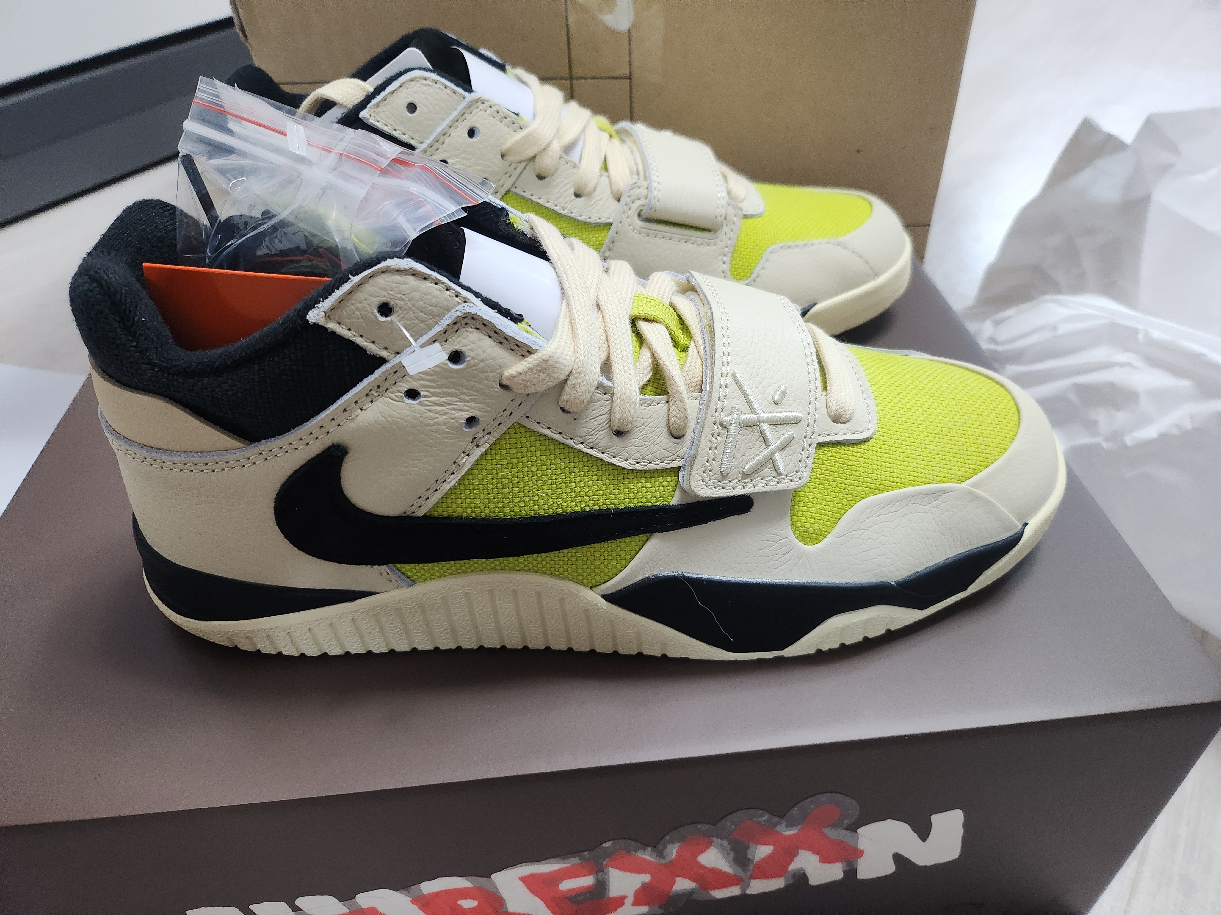 (W) Nike Air Max Muse Habanero Red and Metallic Silver, (W) Nike Dunk Low Vintage Green 착용 스타일 - 3