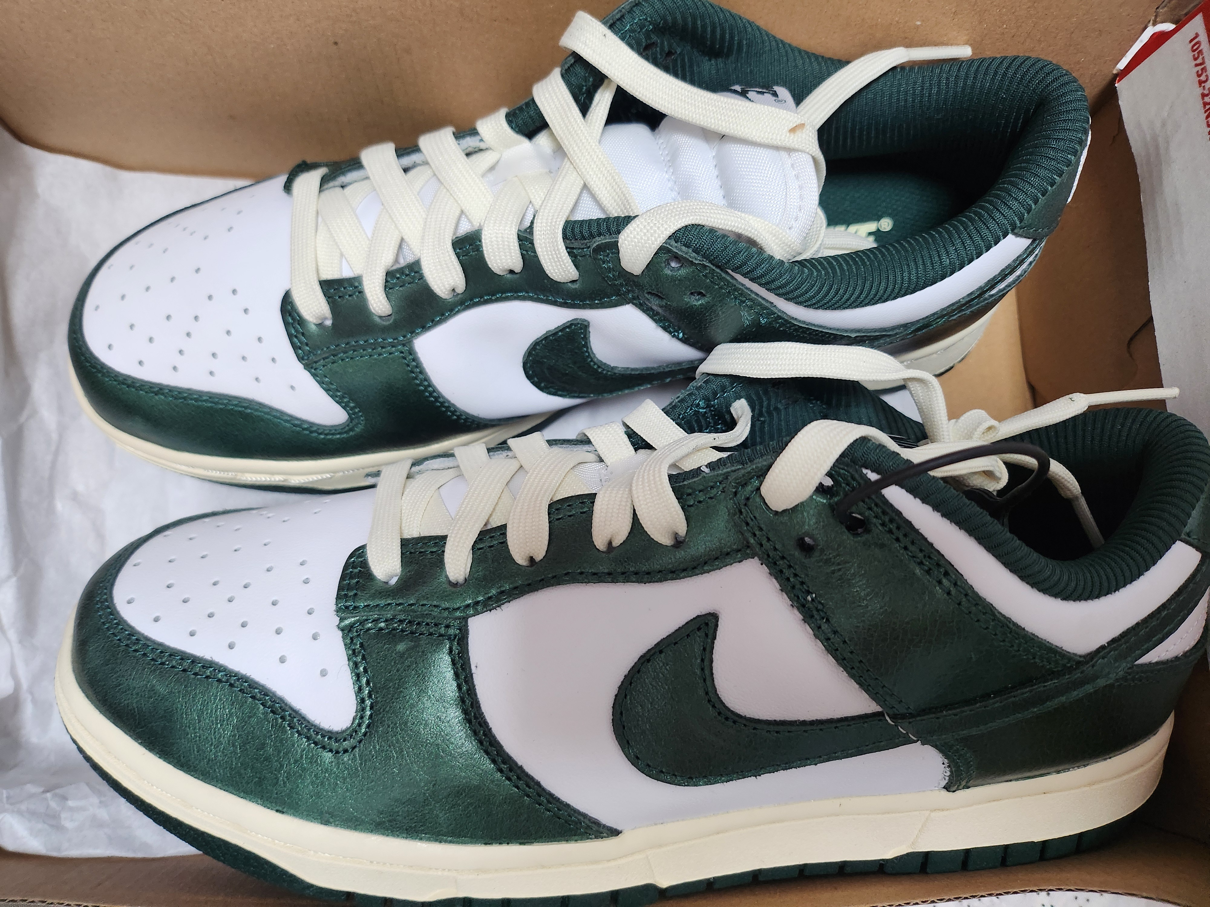 (W) Nike Air Max Muse Habanero Red and Metallic Silver, (W) Nike Dunk Low Vintage Green 착용 스타일 - 2