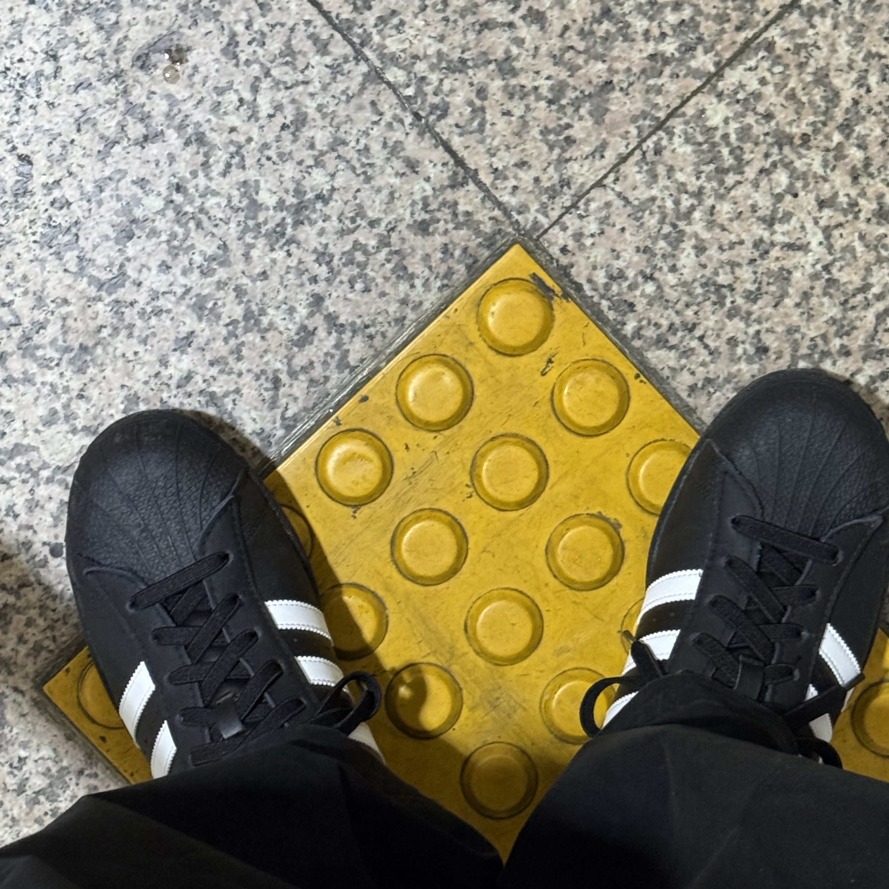 Adidas Superstar Core Black White 착용 스타일