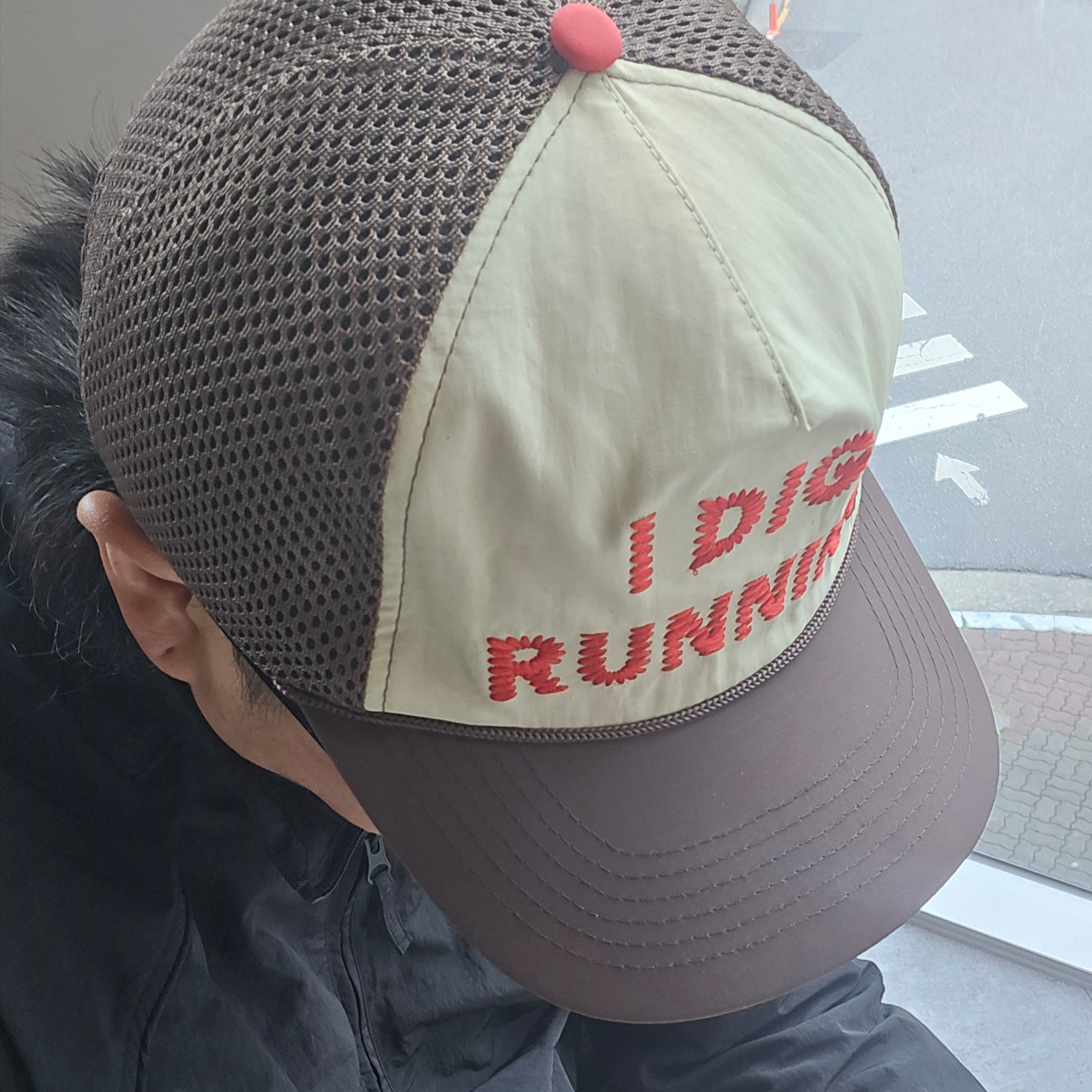 Alex Zono I Dig Running Trucker Hat OG Brown 착용 스타일