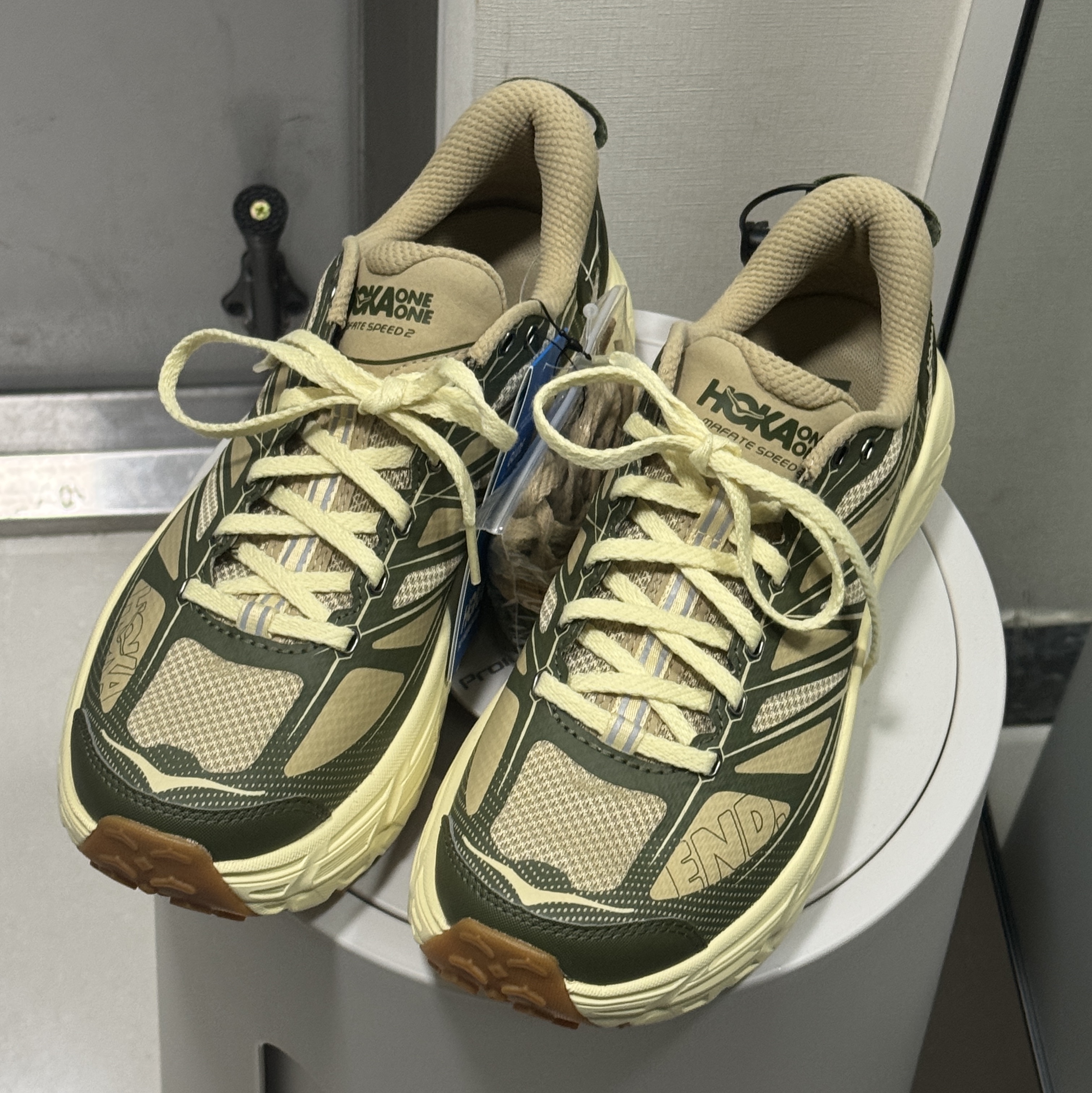 Hoka x END. Mafate Speed 2 Taupe Chive 착용 스타일