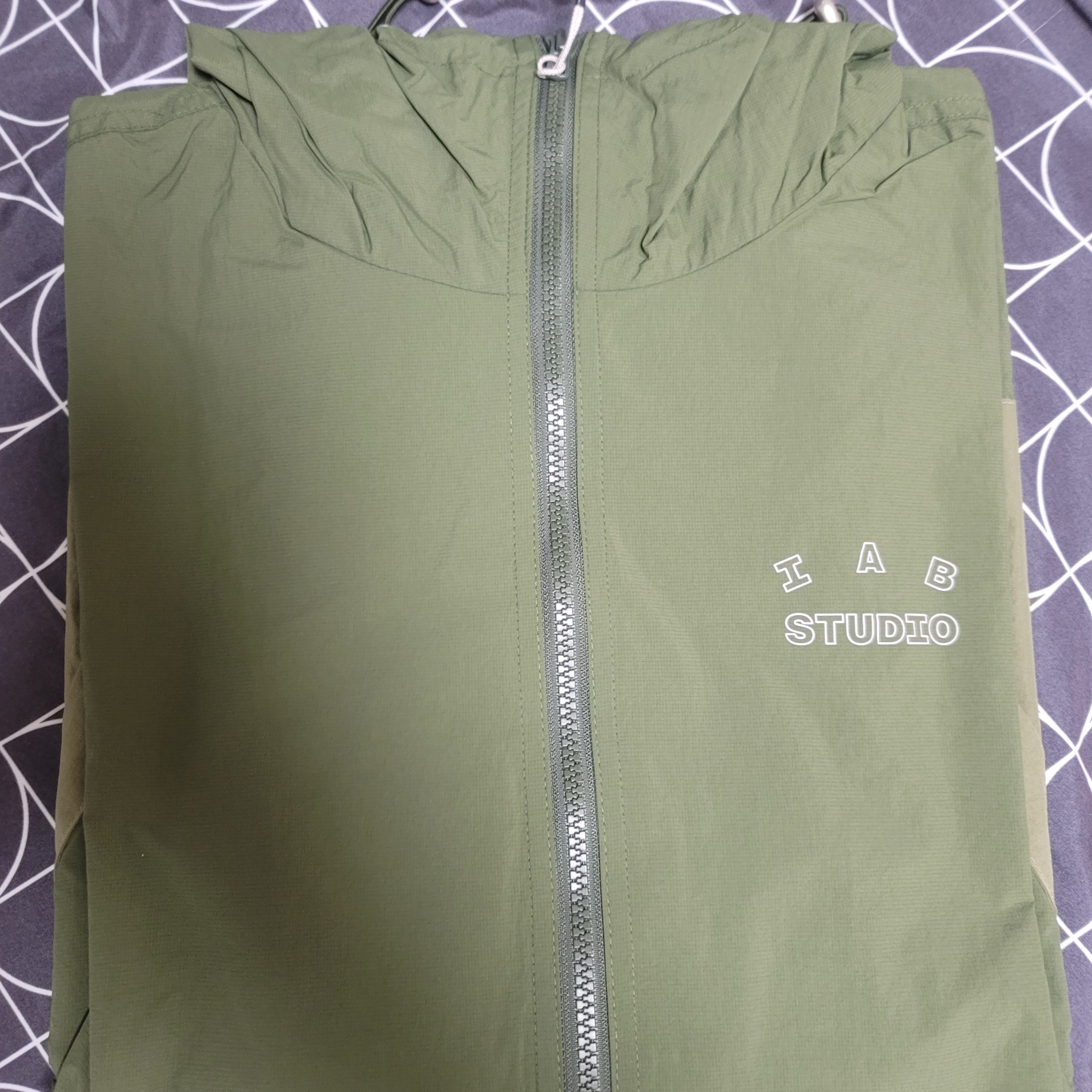 IAB Studio Wind Jacket Pack Leaf Green Silver 착용 스타일