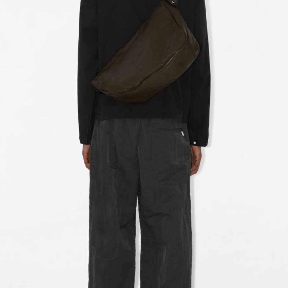 Burberry Shield Leather Messenger Bag Brown 착용 스타일 - 2