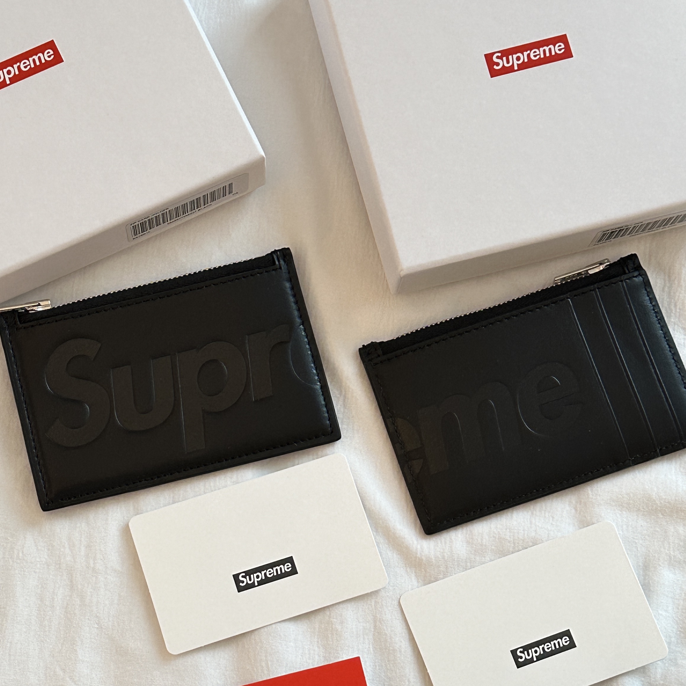 Supreme Leather Zip Card Holder Black 착용 스타일