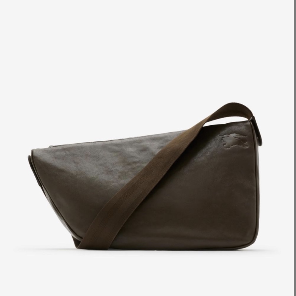 Burberry Shield Leather Messenger Bag Brown 착용 스타일 - 3